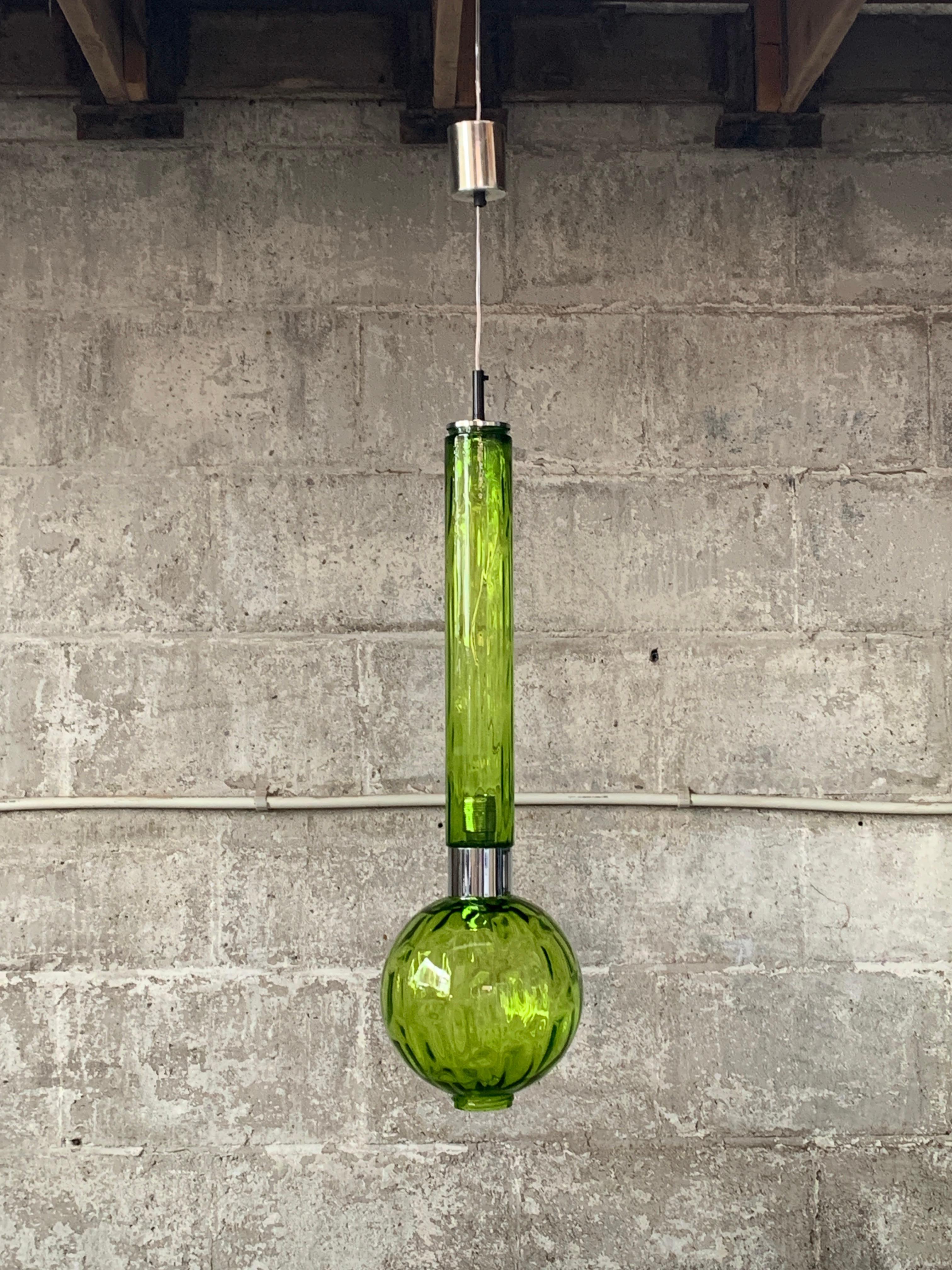 Space Age Ciondolo a tubo in vetro verde extra large del Medioevo, Staff Leuchten 1960-1970 in vendita