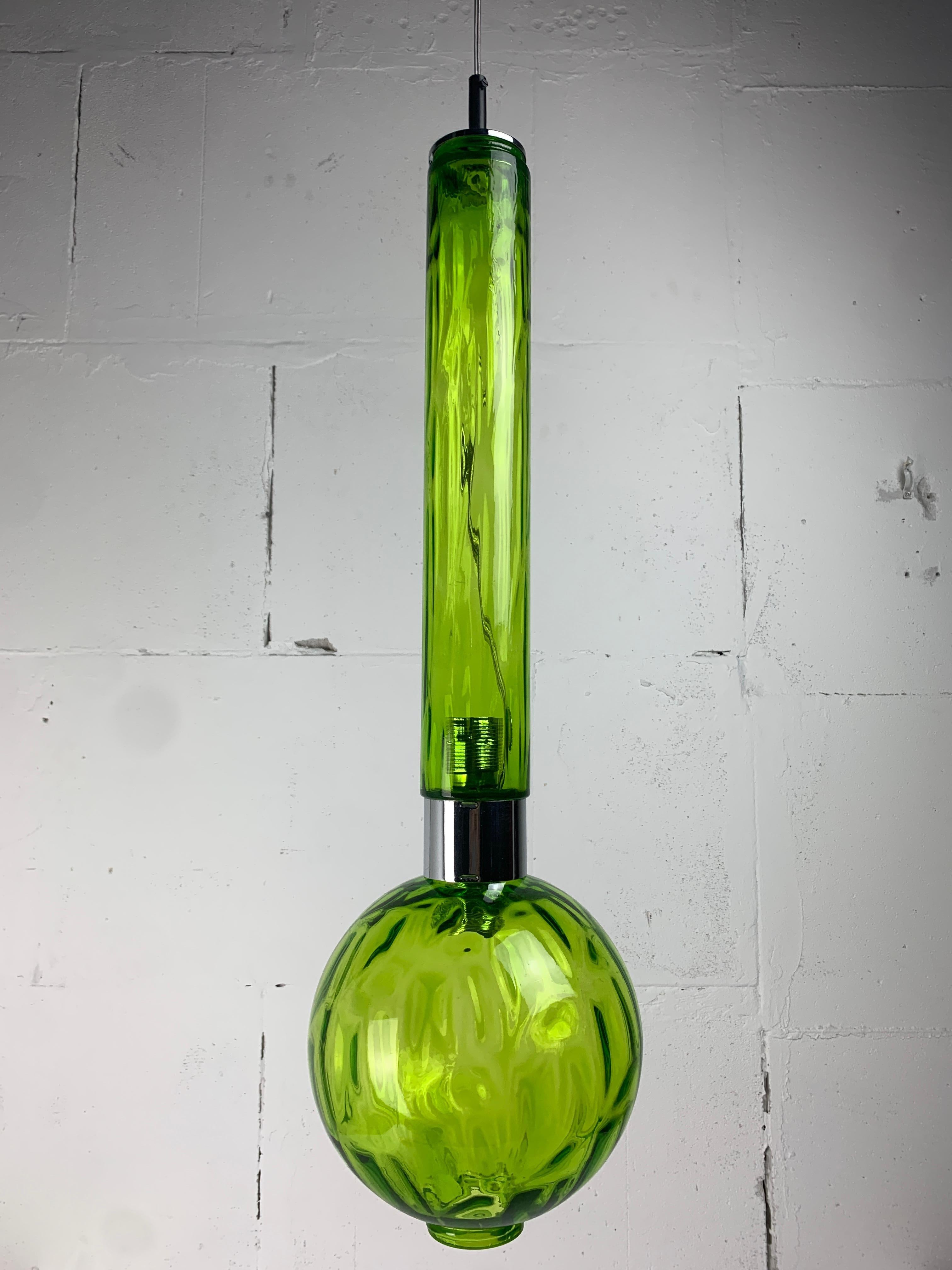Metà XX secolo Ciondolo a tubo in vetro verde extra large del Medioevo, Staff Leuchten 1960-1970 in vendita