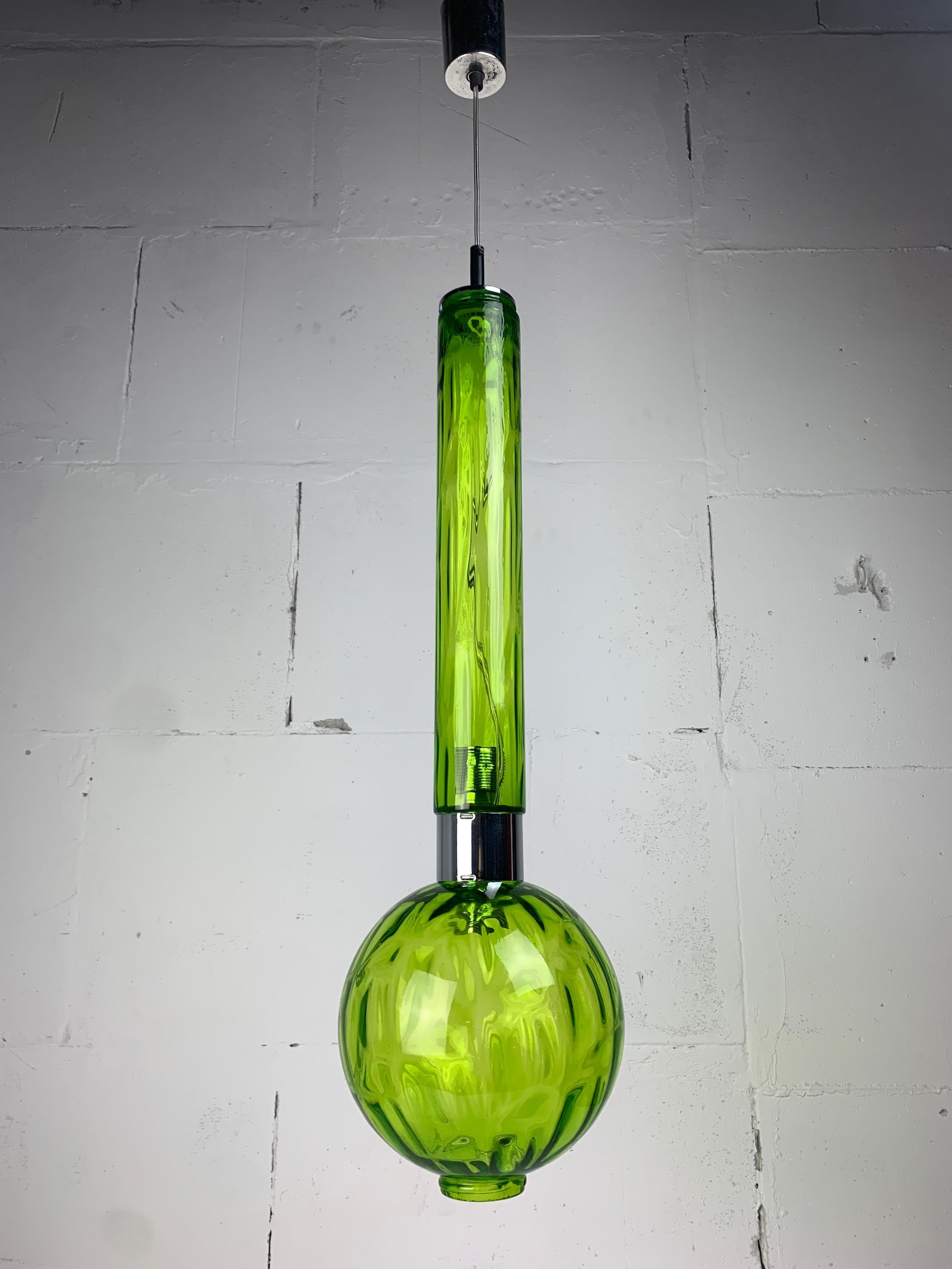 Vetro soffiato Ciondolo a tubo in vetro verde extra large del Medioevo, Staff Leuchten 1960-1970 in vendita