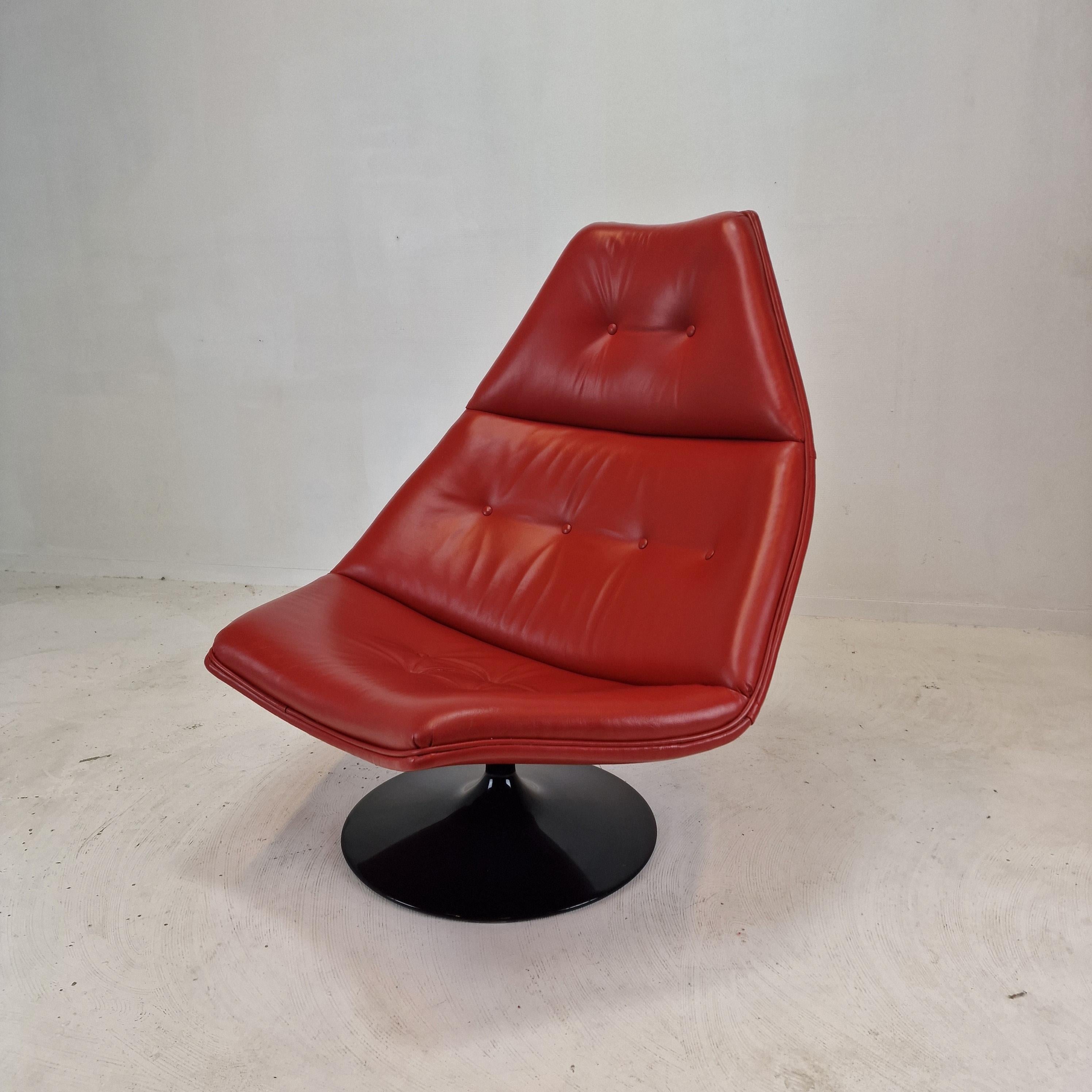 Very comfortable Artifort F510 lounge chair. 
Designed by the famous English designer Geoffrey Harcourt in the 70's. 

Very solid wooden frame with a large pivoting metal foot.

The chair has high quality leather, color red.
The leather is in good