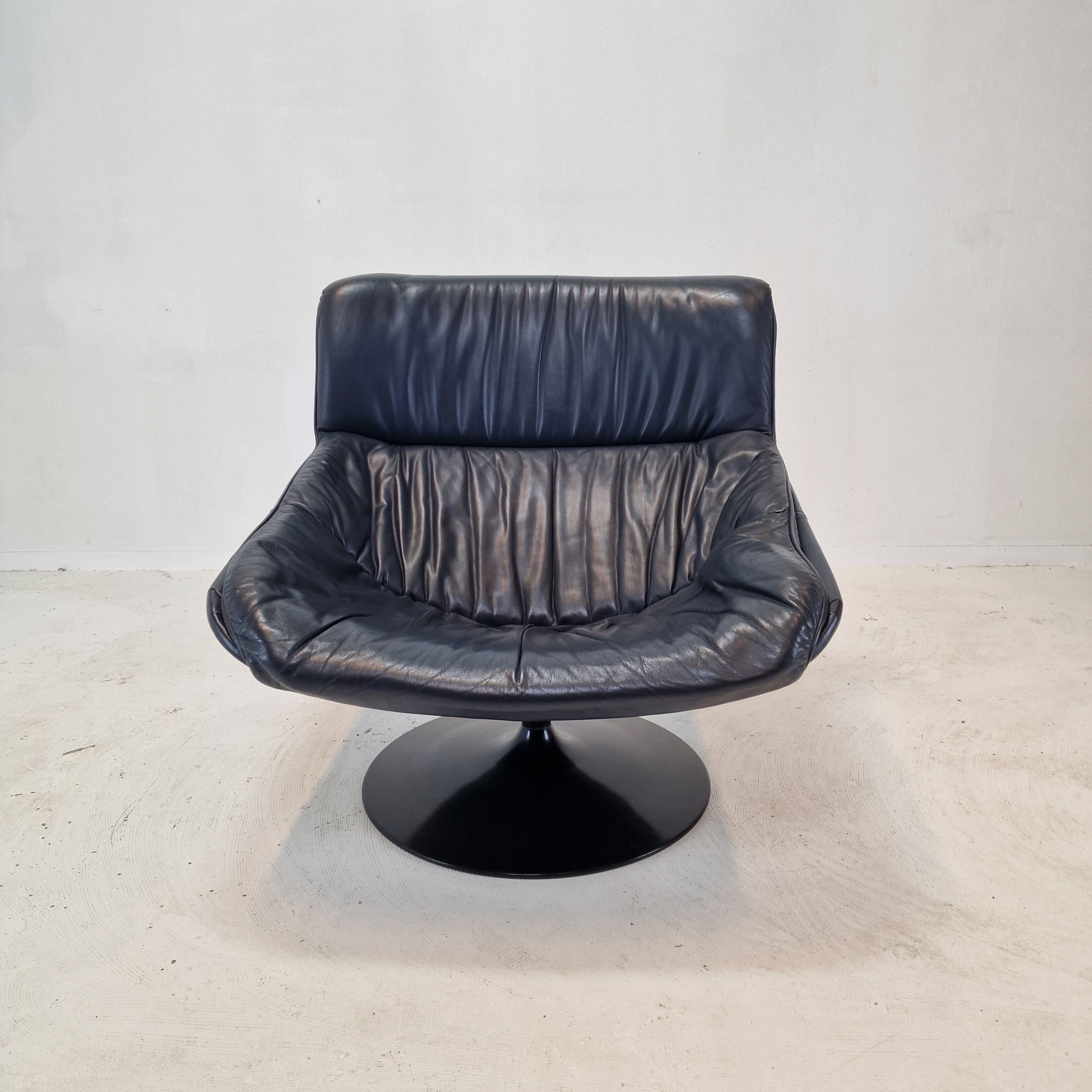Extremely comfortable Artifort F518 lounge chair. 
Designed by the famous English designer Geoffrey Harcourt in the 70's. 

Very solid wooden frame with a large pivoting metal foot.

The chair has the original high quality leather, color dark