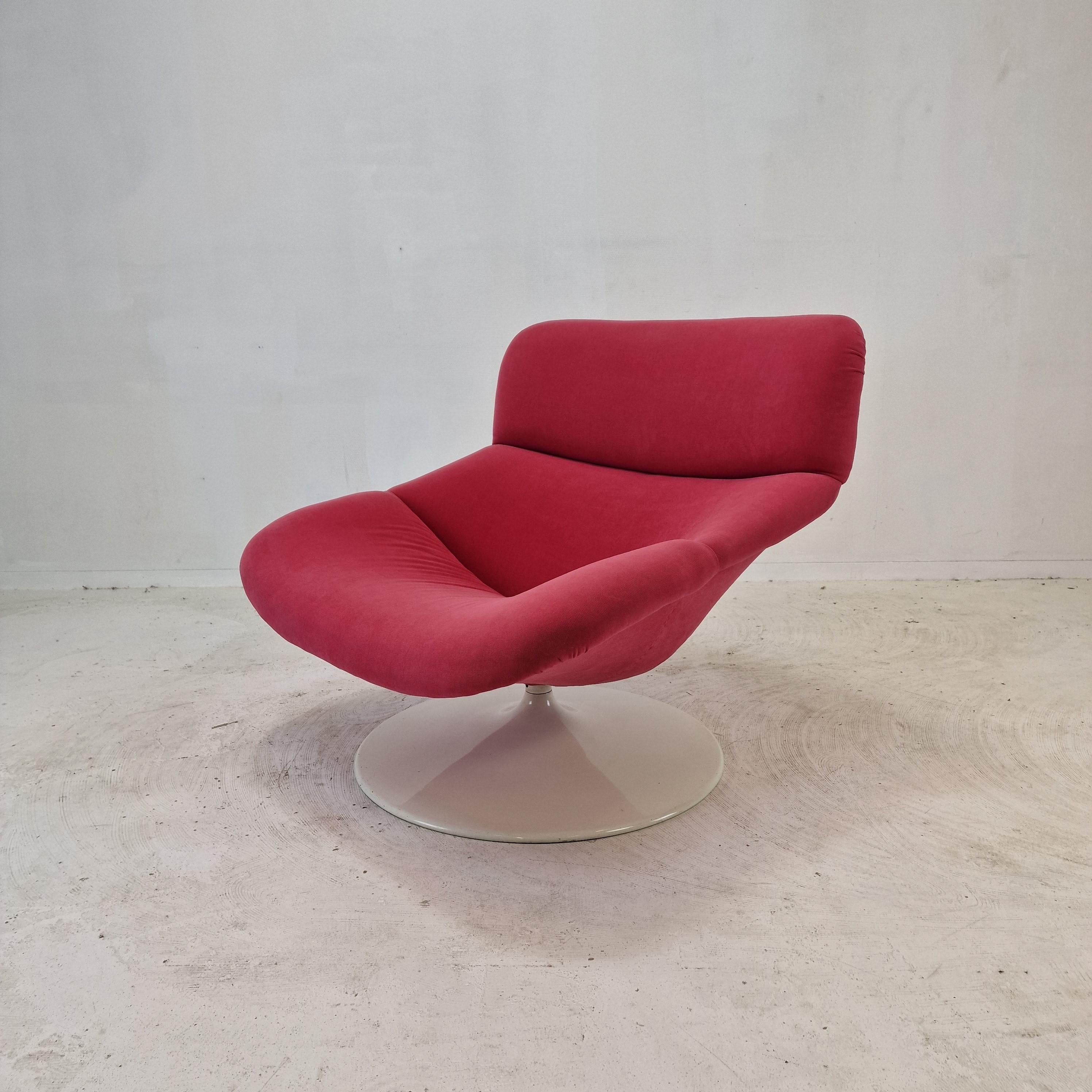 Extremely comfortable Artifort F518 lounge chair.  
Designed by the famous English designer Geoffrey Harcourt in the 70's.   

Very solid wooden frame with a large pivoting metal foot.  
The chair has high quality wool fabric, color fuchsia. 
We