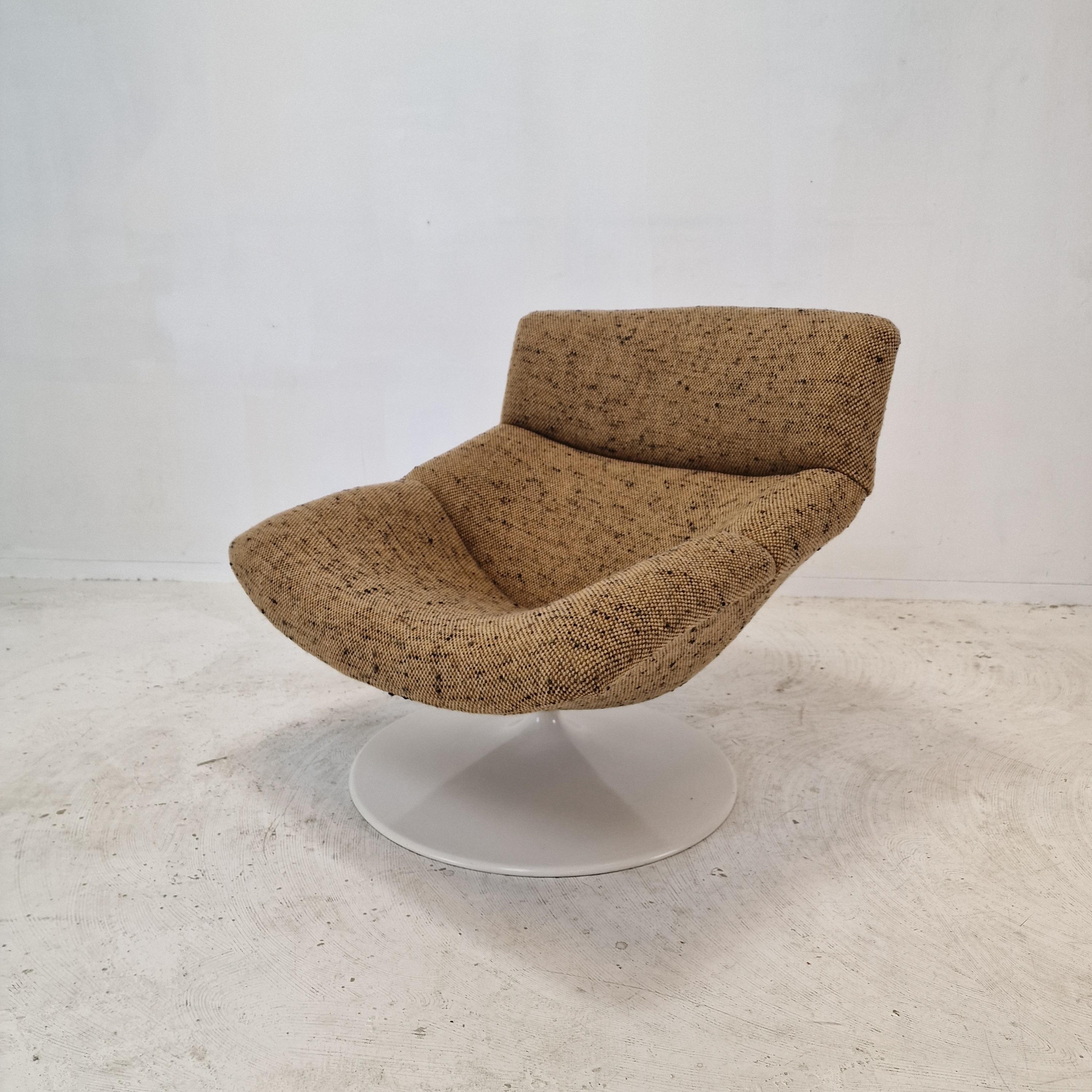 Extremely comfortable Artifort F518 lounge chair. 
Designed by the famous English designer Geoffrey Harcourt in the 70's. 

Very solid wooden frame with a large pivoting metal foot.

The chair is just restored with new fabric and new foam, it is in