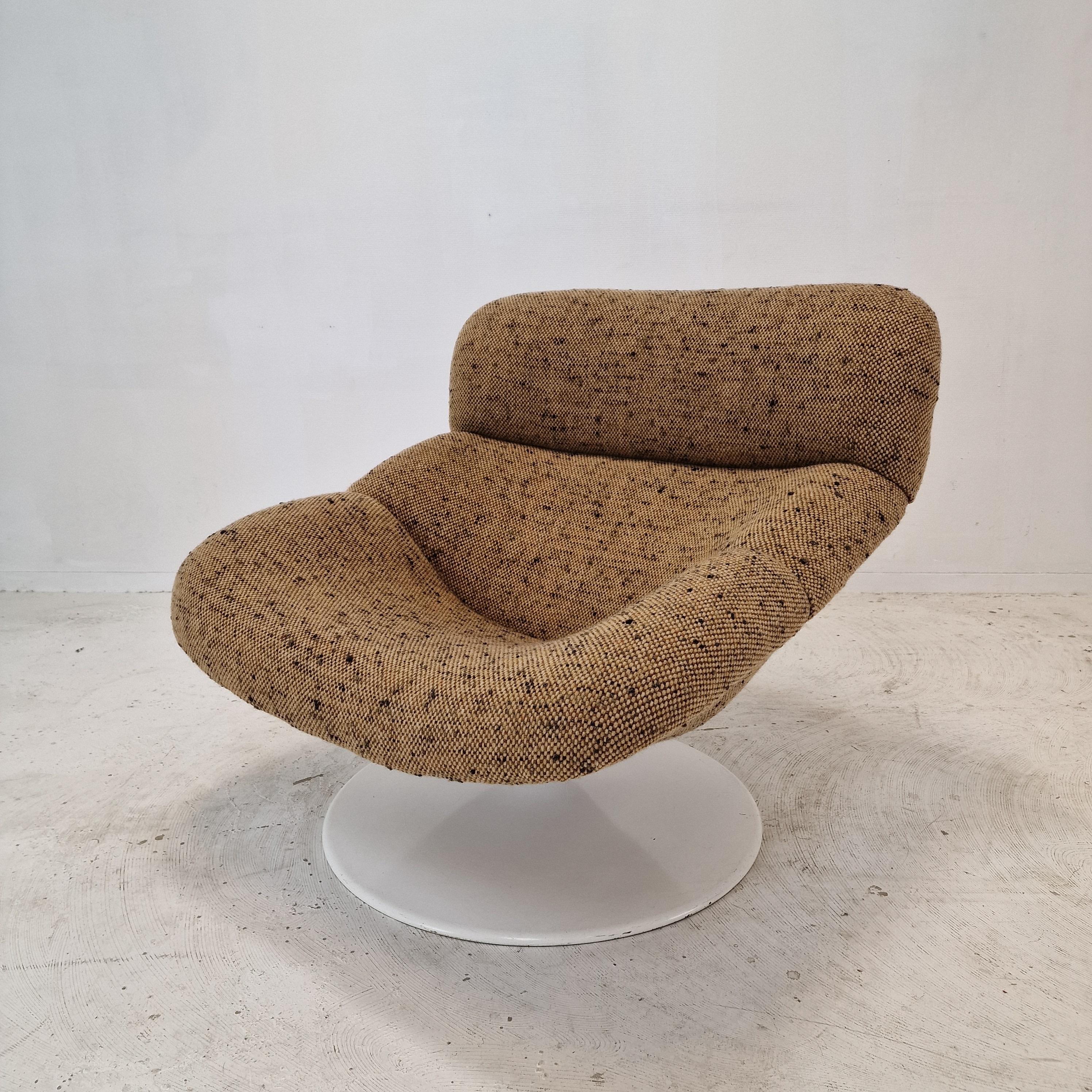 Äußerst komfortabler Artifort F518 Lounge Chair. 
Entworfen von dem berühmten englischen Designer Geoffrey Harcourt in den 70er Jahren. 

Sehr stabiler Holzrahmen mit einem großen drehbaren Metallfuß.

Der Stuhl ist gerade mit neuem Stoff und neuem