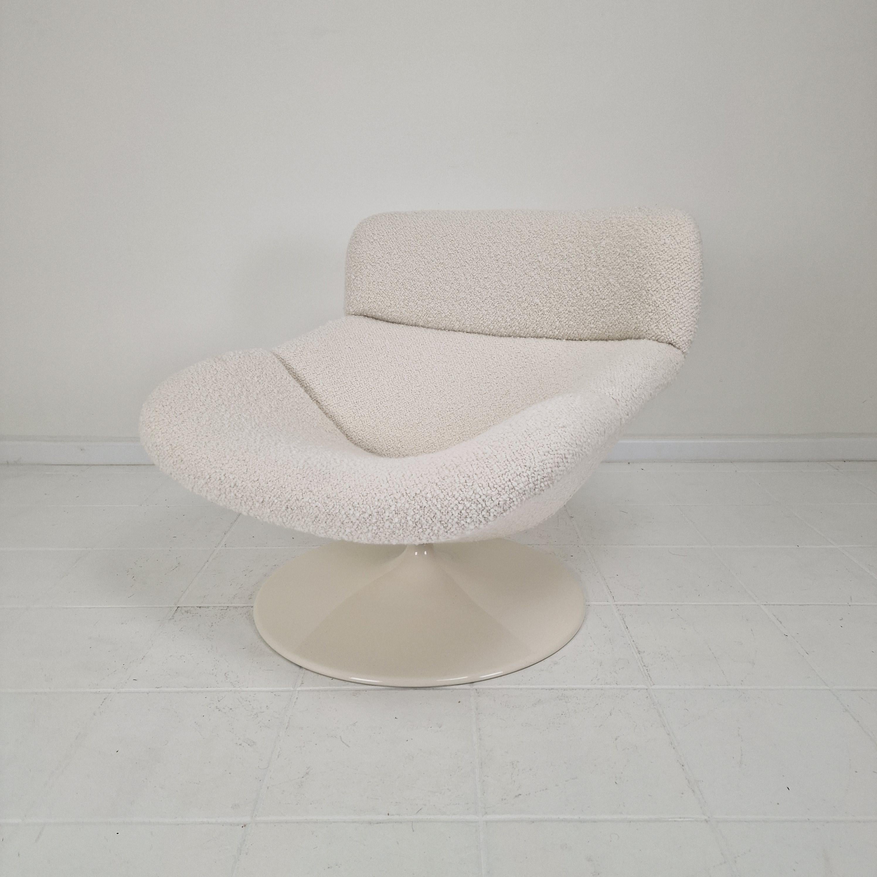 Extremely comfortable Artifort F518 lounge chair. 
Designed by the famous English designer Geoffrey Harcourt in the 70's. 

Very solid wooden frame with a large pivoting metal foot.

The chair is just upholstered with very nice bouclé fabric and the