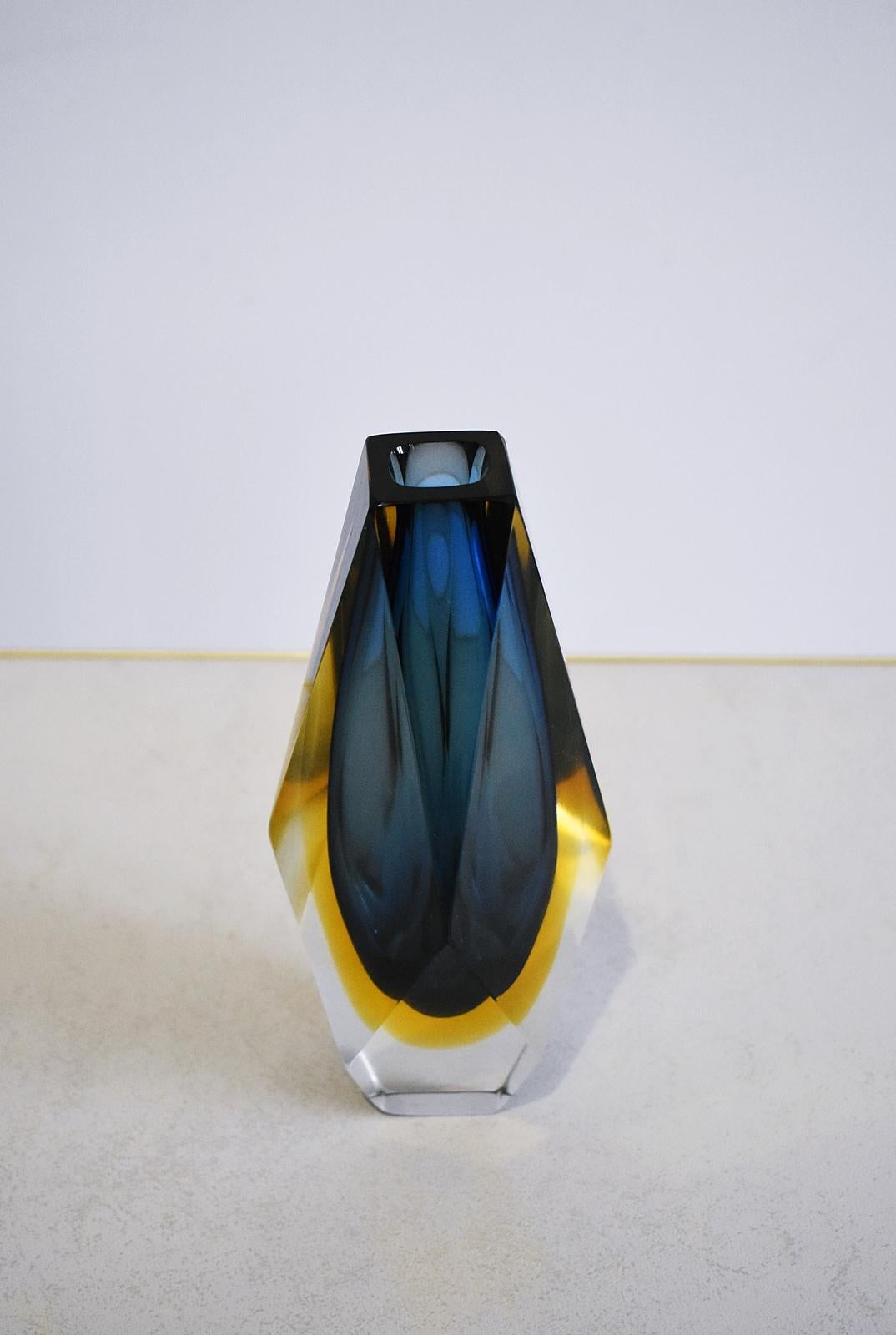 Stunning vintage Sommerso faceted glass vase in vibrant colors. Blue and yellow glass cased into clear glass. Attributed to Mandruzzato, Italy, 1960s.