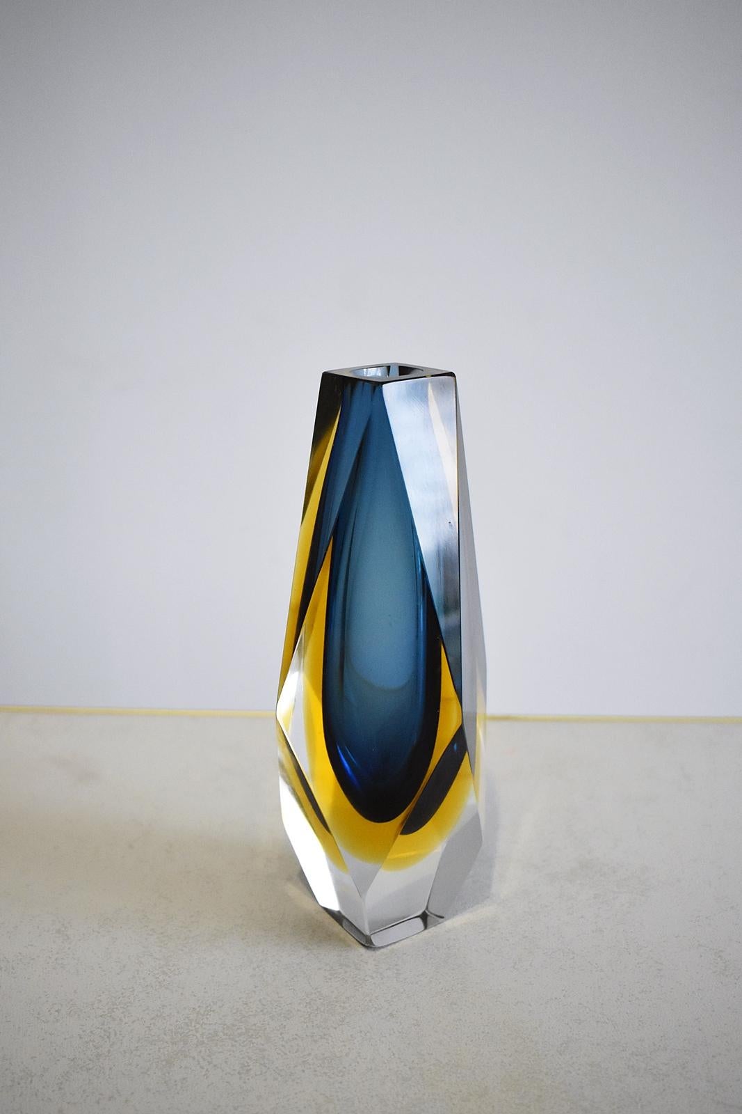 Midcentury Faceted Murano Glass Strong Blue and Yellow Sommerso Vase In Good Condition In Debrecen-Pallag, HU