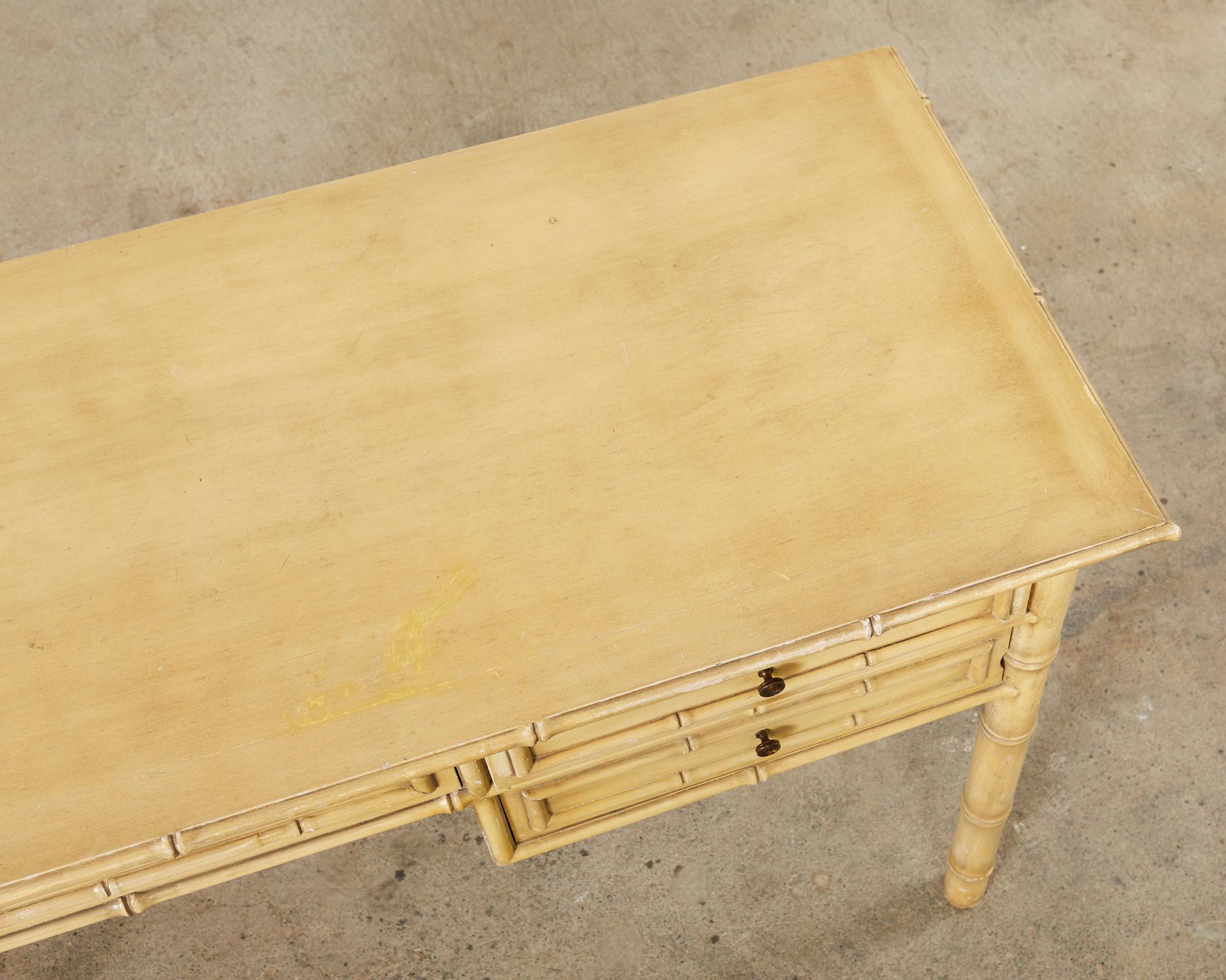 Laiton Table à écrire ou bureau en faux bambou laqué du milieu du siècle en vente