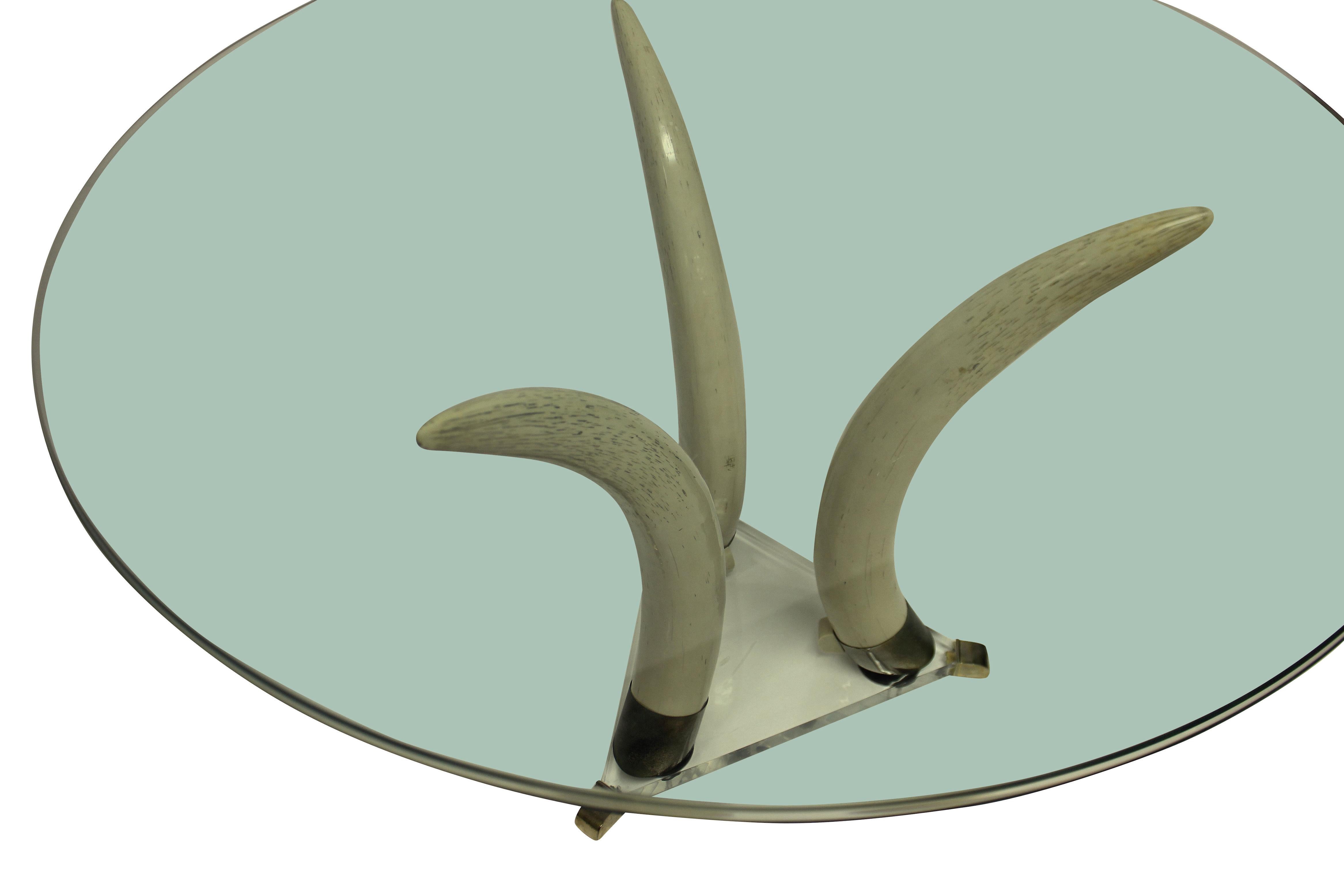 Mid-Century Modern Table centrale du milieu du siècle en fausse bosse en vente