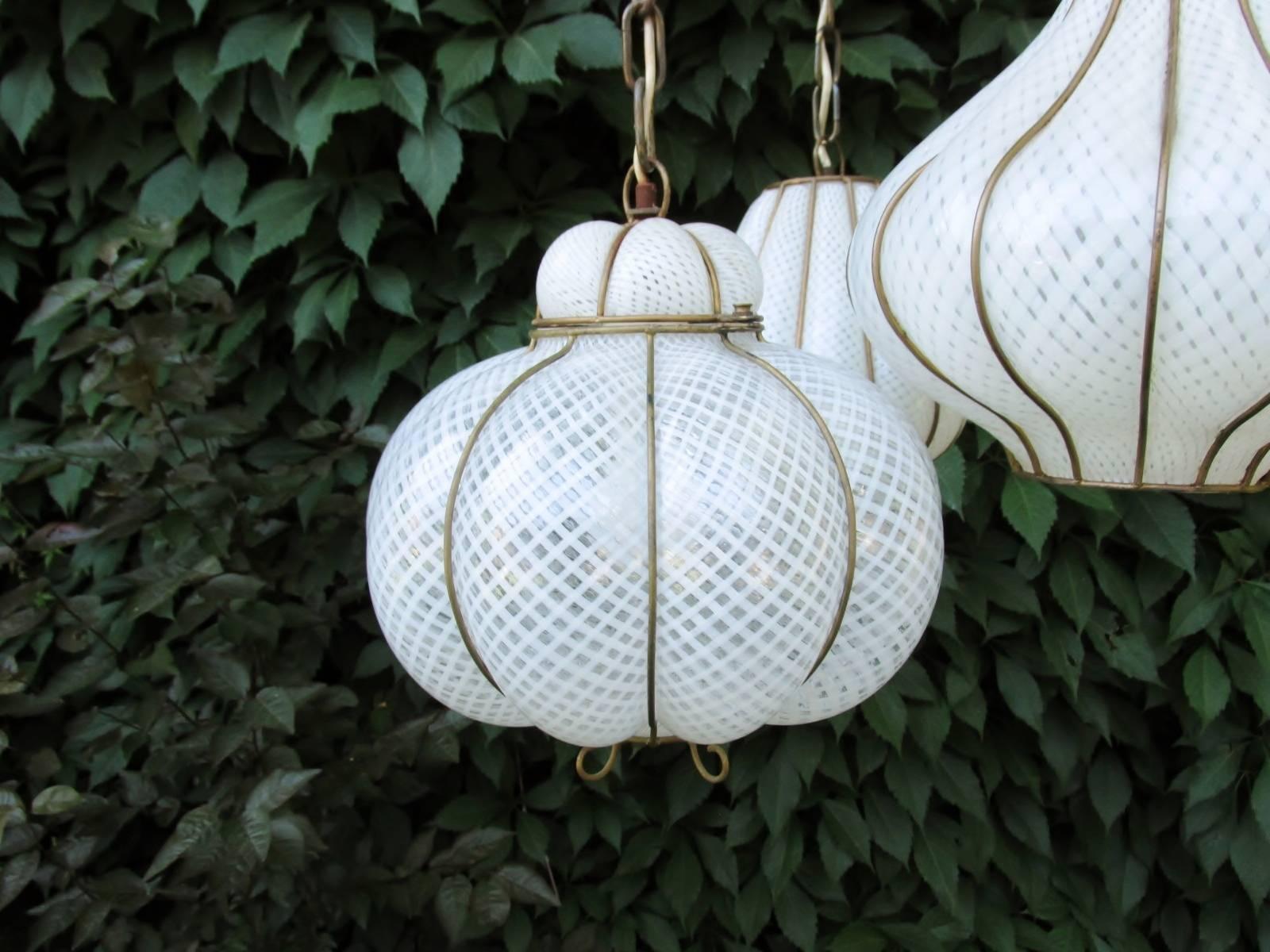 20th Century Midcentury Feldman Triple Pendant Italian Caged Latticino Glass Chandelier Lamp For Sale