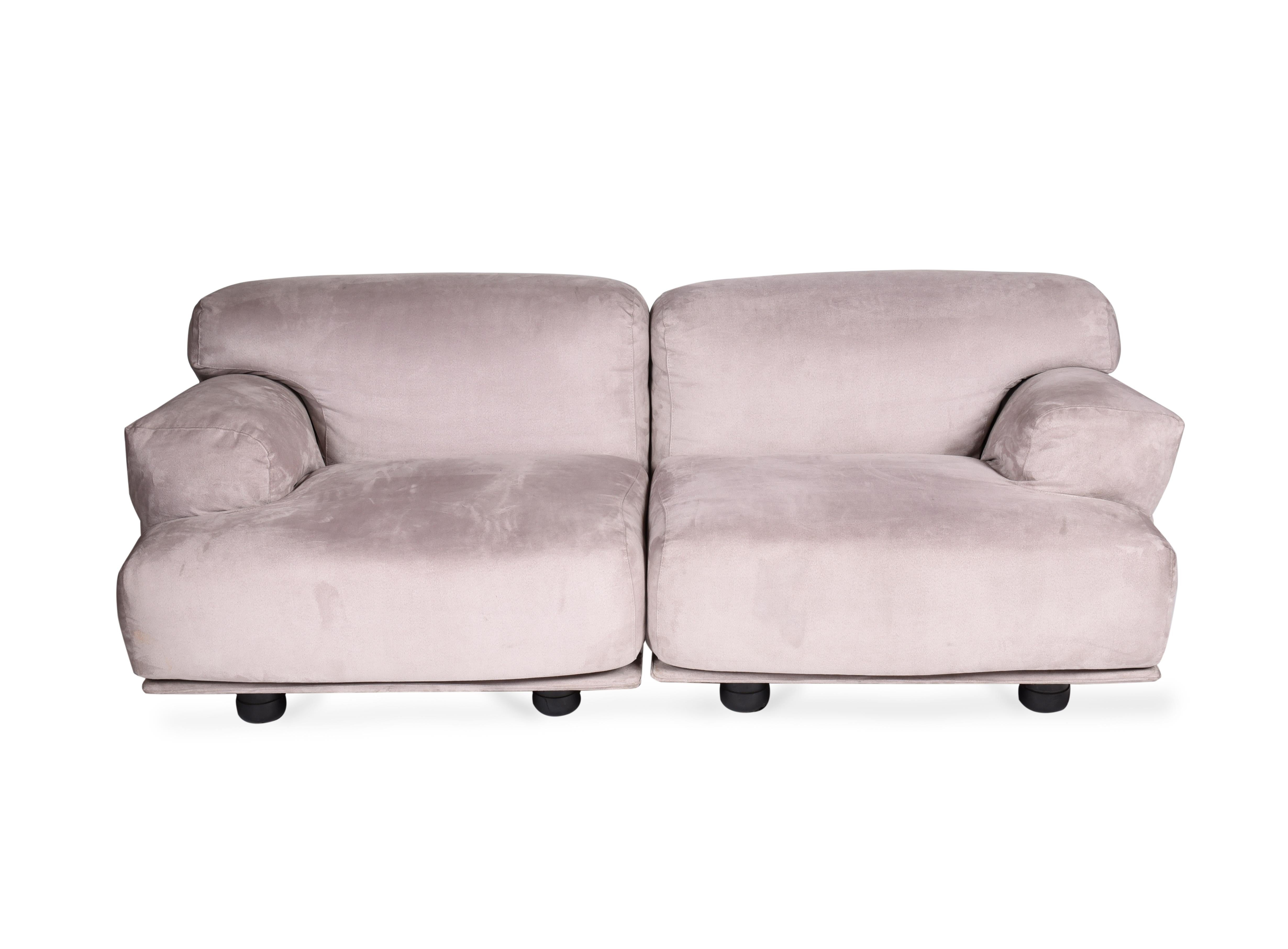 Midcentury Fiandra modular sofa by Vico Magistretti for Cassina.

Full-length upholstered sofa, built in a modular way, can be assembled in several different ways. Some of these settings are shown in the photos.