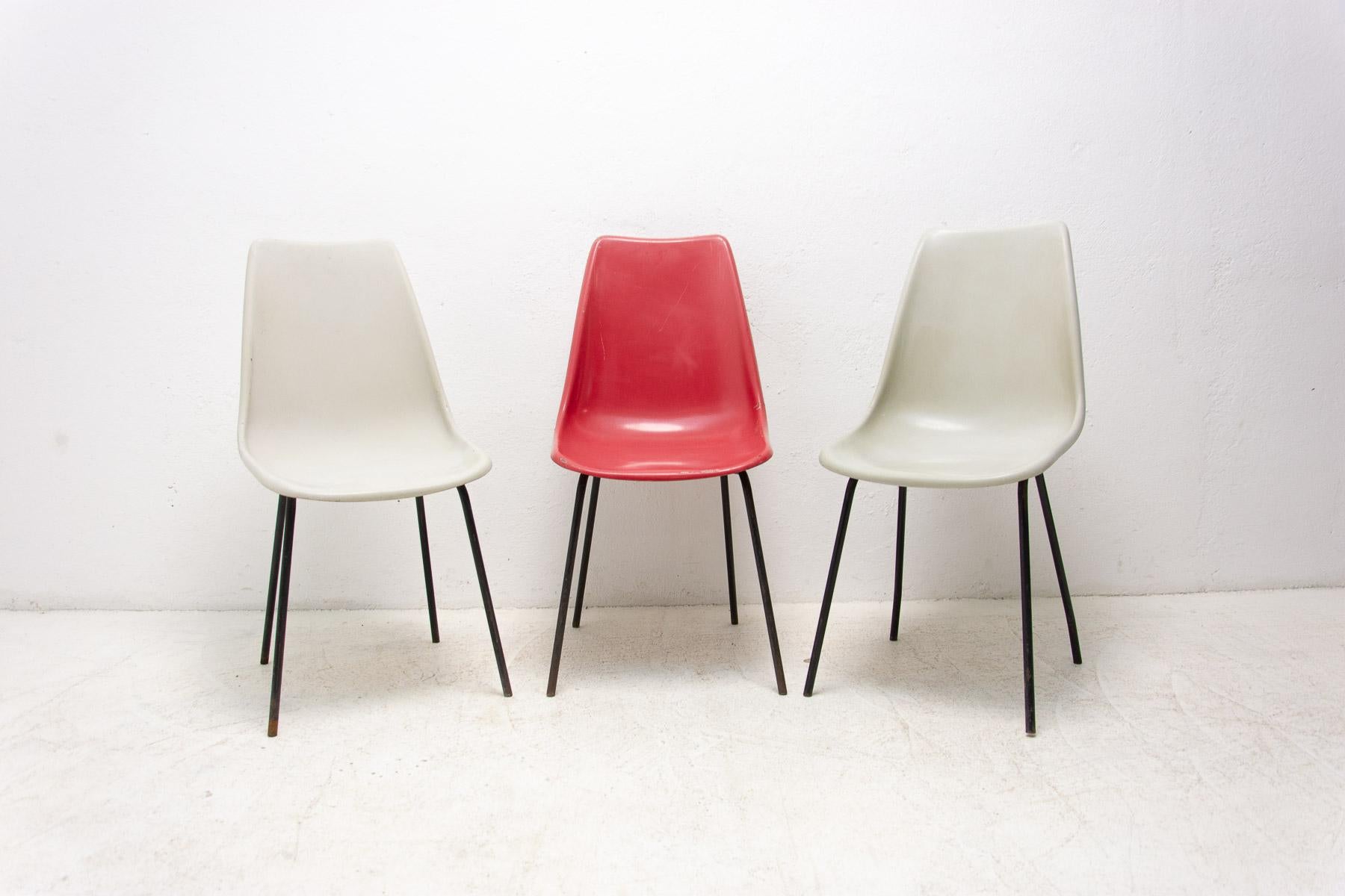 An interesting example of midcentury Furniture design and “Eames Era”. Designed by Miroslav Navrátil and made by Vertex. Made in Czechoslovakia, 1960´s.
The chairs are constructed with a fibreglass seat and metal legs. In good Vintage condition, it