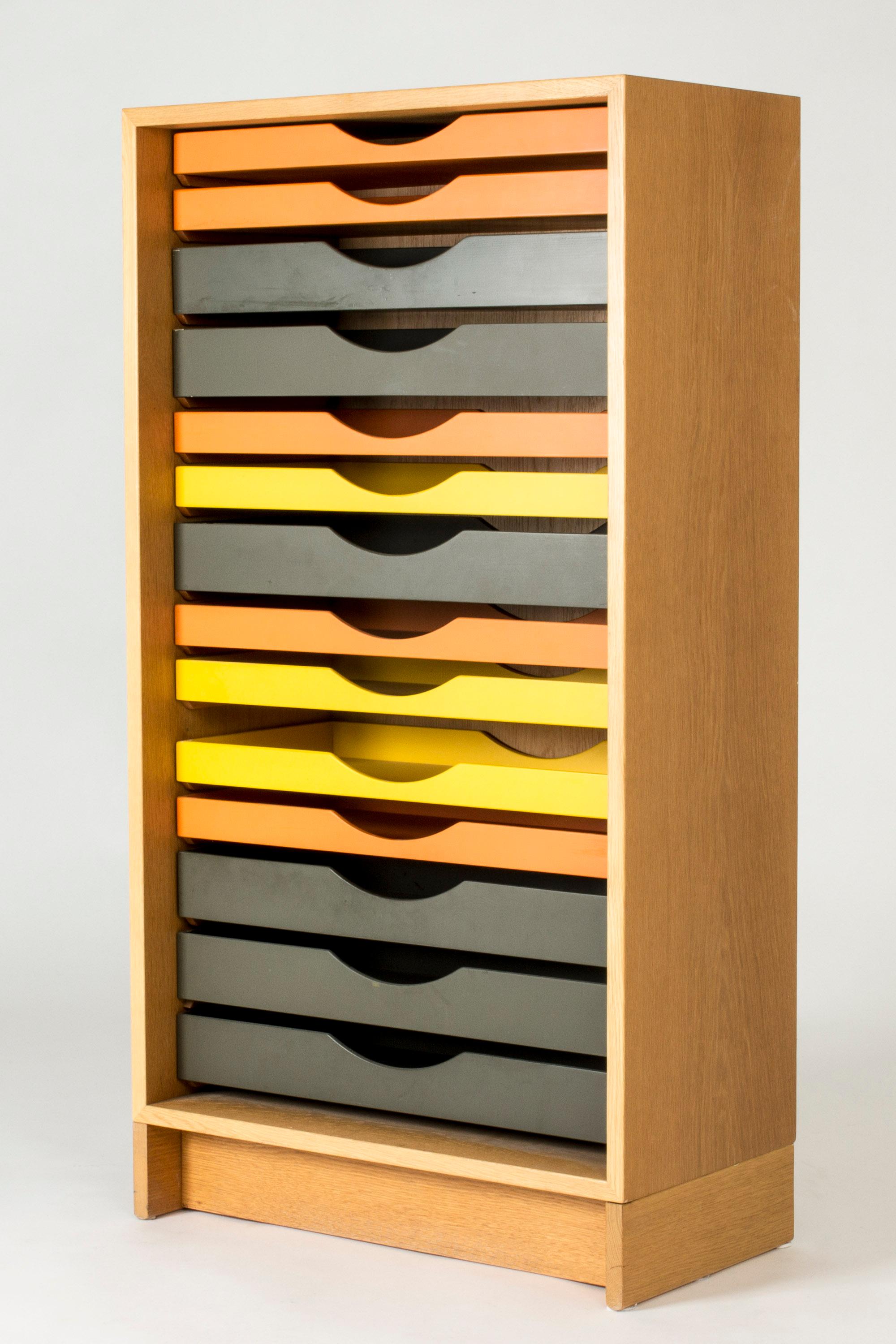 Etonnant classeur coloré de Børge Mogensen, fabriqué en chêne. Tiroirs de différentes hauteurs, laqués jaune, orange et gris. Les tiroirs peuvent être réorganisés.