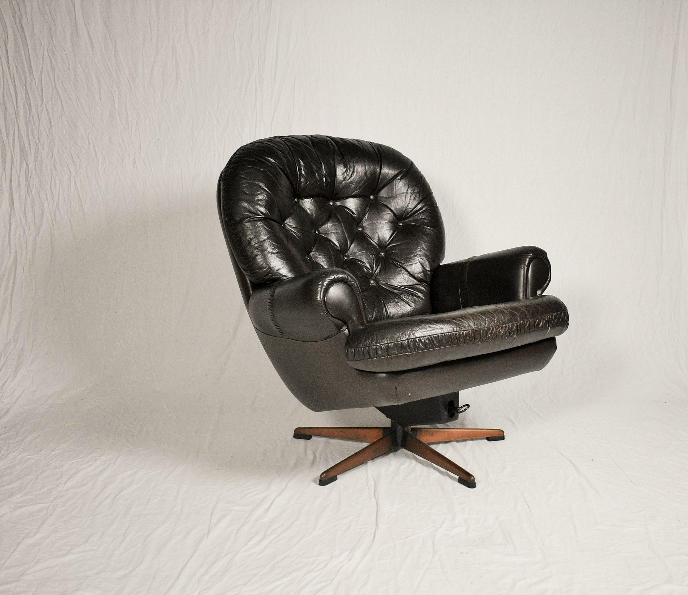 Midcentury Finland Leather Swivel Armchair by Peem, 1970s In Good Condition For Sale In Praha, CZ