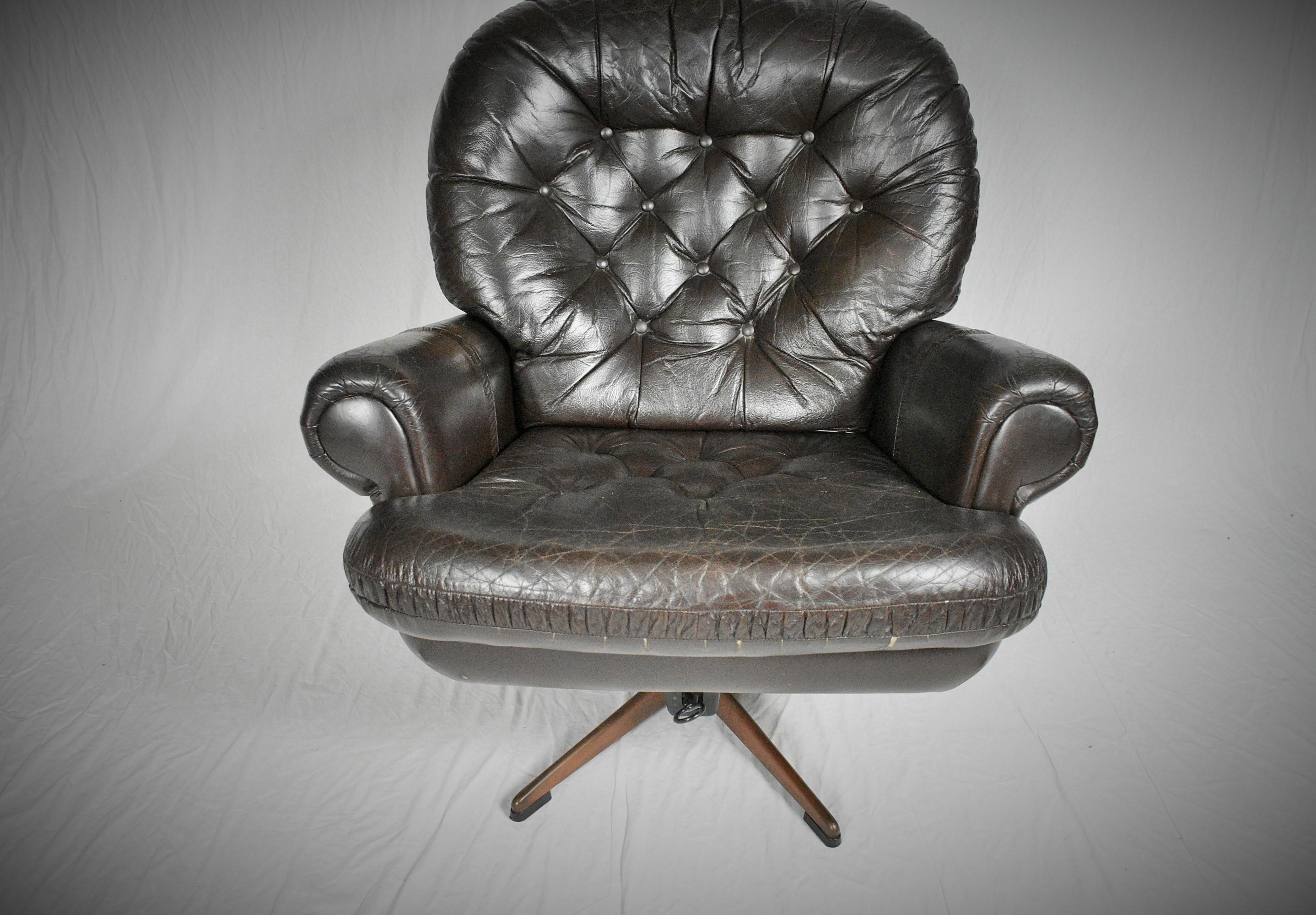 Midcentury Finland Leather Swivel Armchair by Peem, 1970s For Sale 1