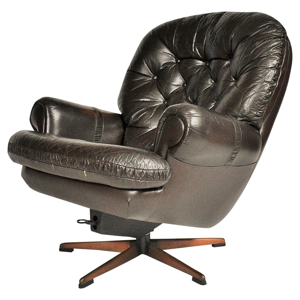 Fauteuil pivotant en cuir de Finlande du milieu du siècle dernier, par Peem, 1970