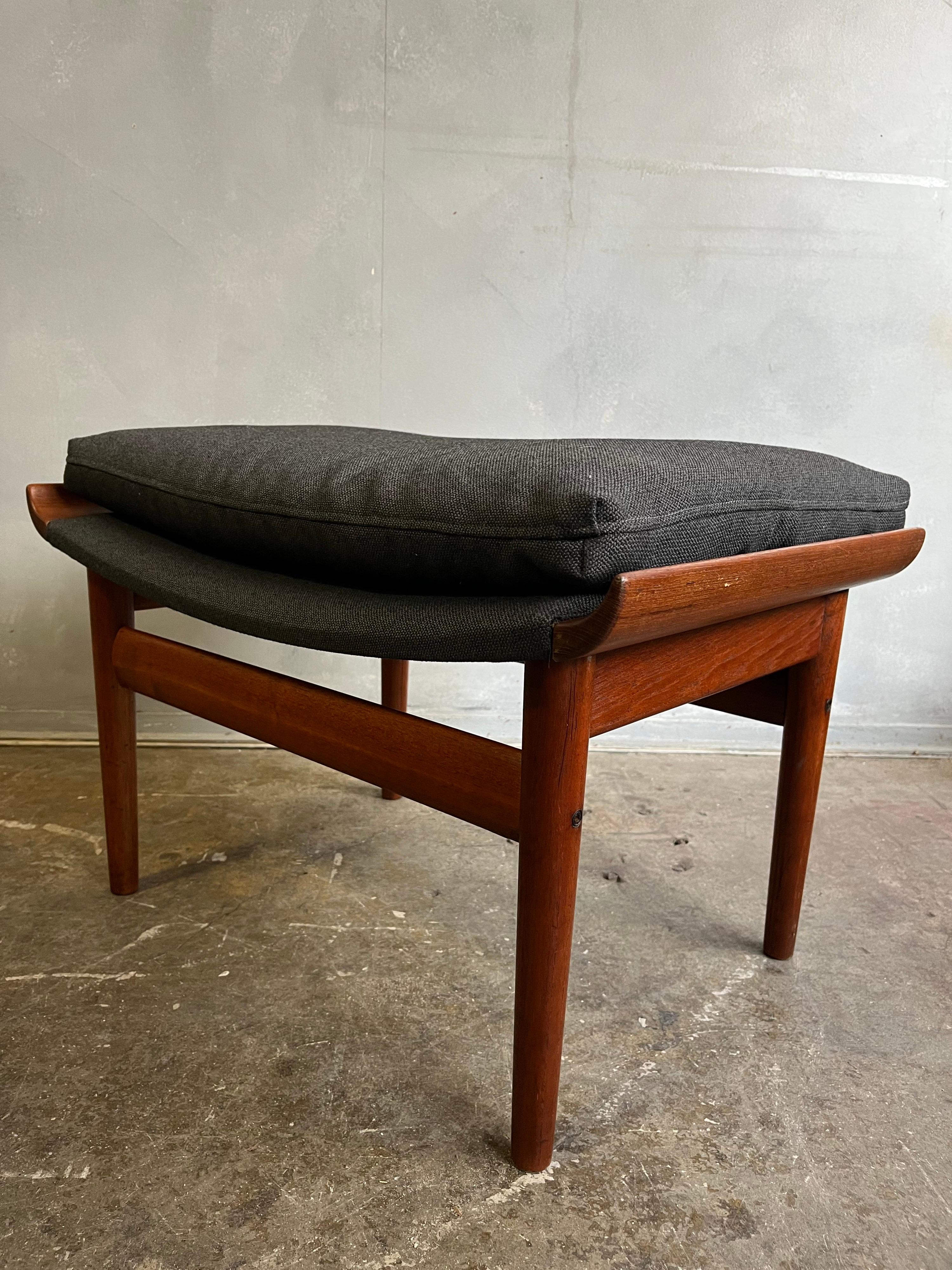 For your consideration is this bwana teak wood stool or ottoman by Finn Juhl for France and Son. Has been recovered and ready for use.


Measures: 25 inches wide by 17 1/2 inches deep. 15 inches high not including the seat cushion which adds an