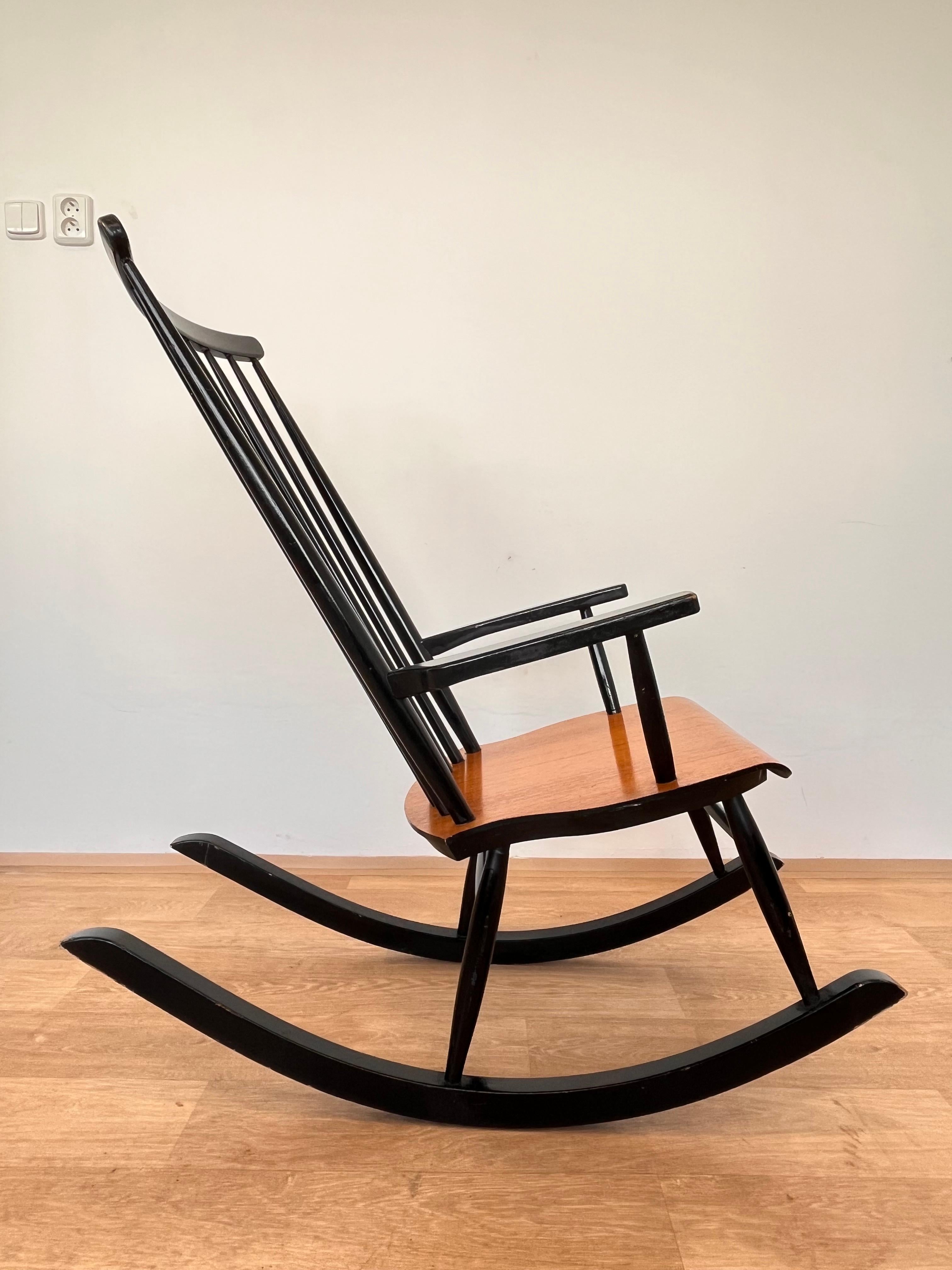 Midcentury Finnish Rocking Chair by Varjosen Puunjalostus for Uusikylä, 1960s In Good Condition For Sale In Praha, CZ