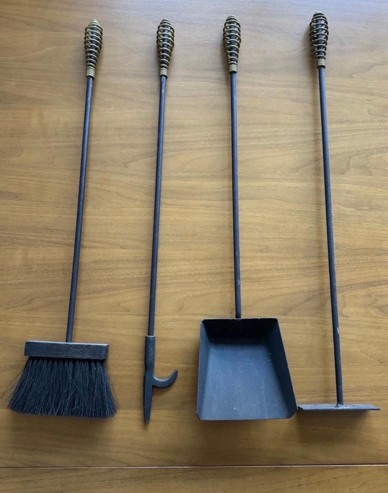 Americano Midcentury Fireplace Tool Set with Brass-Plated Coil Handles in vendita