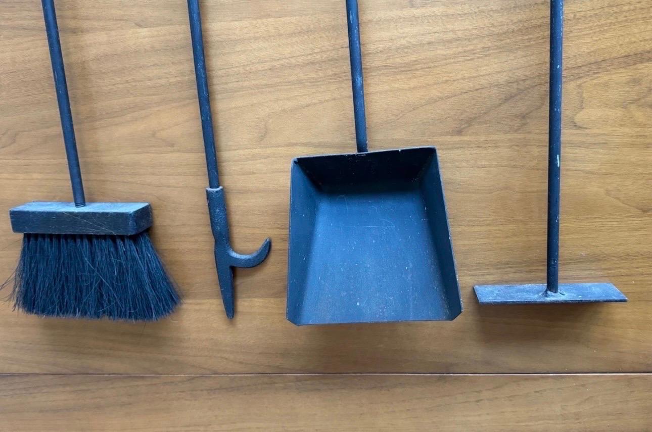 Midcentury Fireplace Tool Set with Brass-Plated Coil Handles In condizioni buone in vendita a New York, NY