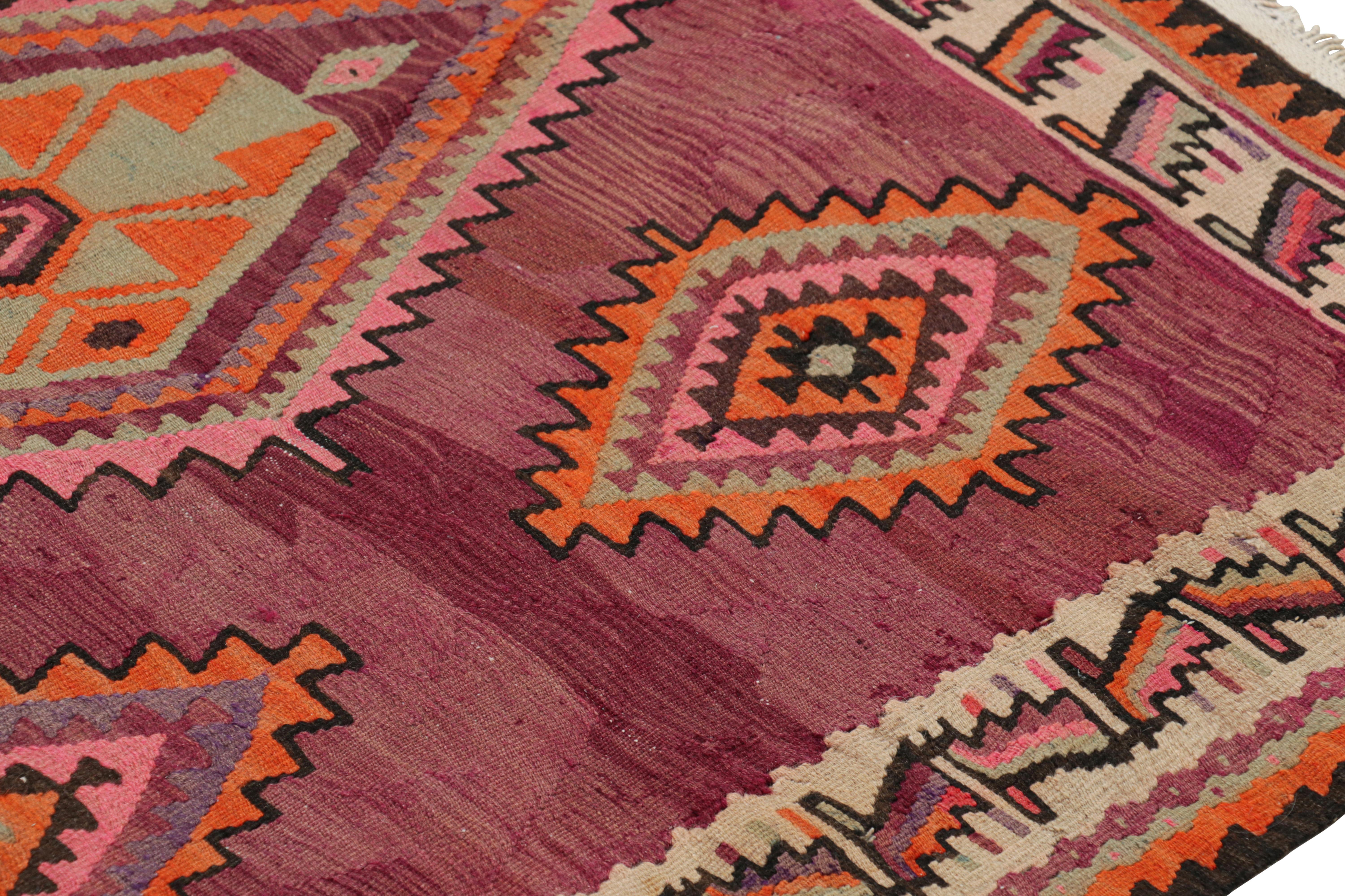 Flachgewebter, geometrischer persischer Kelim-Teppich in Beige, Rosa und Orange aus der Mitte des Jahrhunderts (Persisch) im Angebot