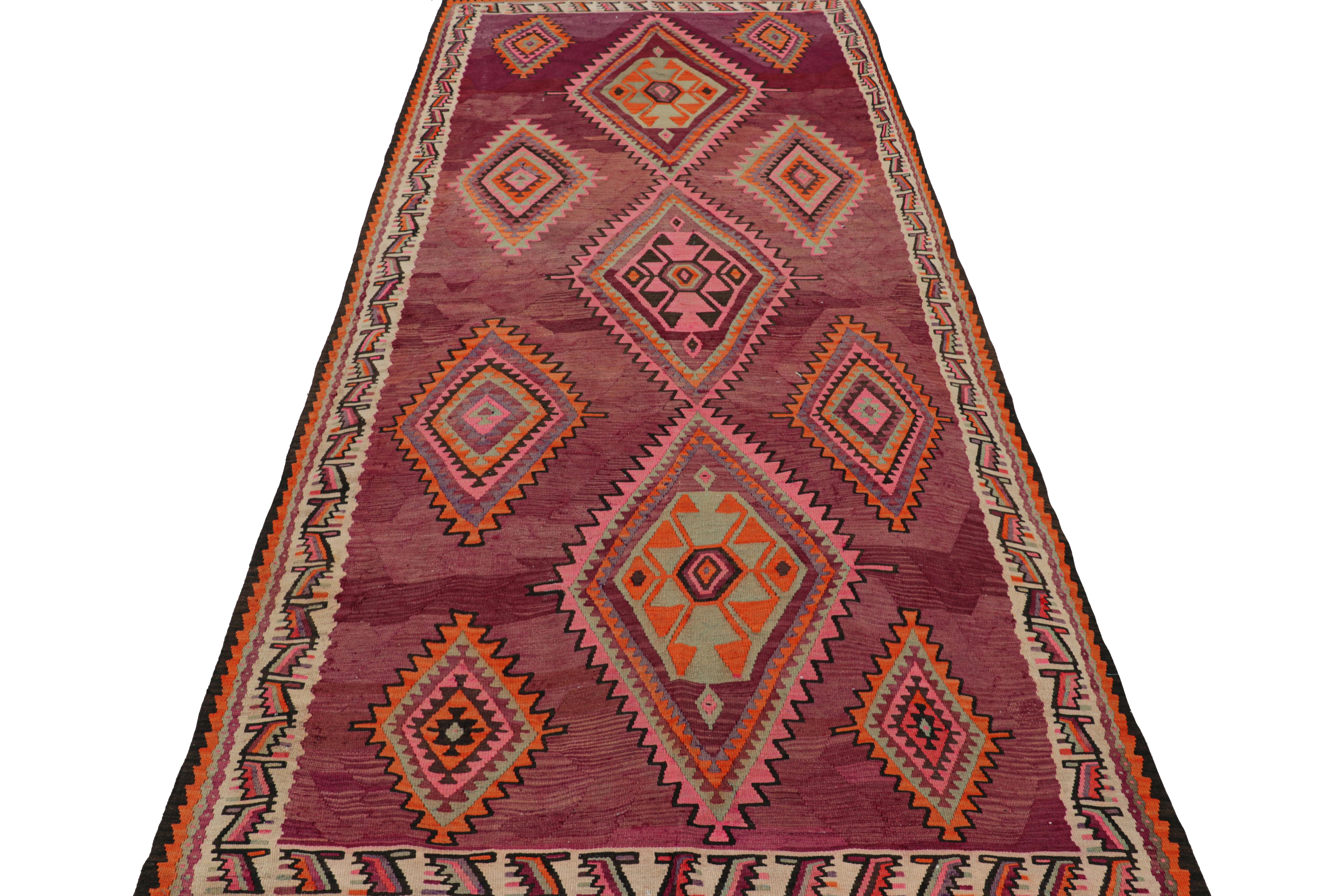 Flachgewebter, geometrischer persischer Kelim-Teppich in Beige, Rosa und Orange aus der Mitte des Jahrhunderts im Zustand „Gut“ im Angebot in Long Island City, NY
