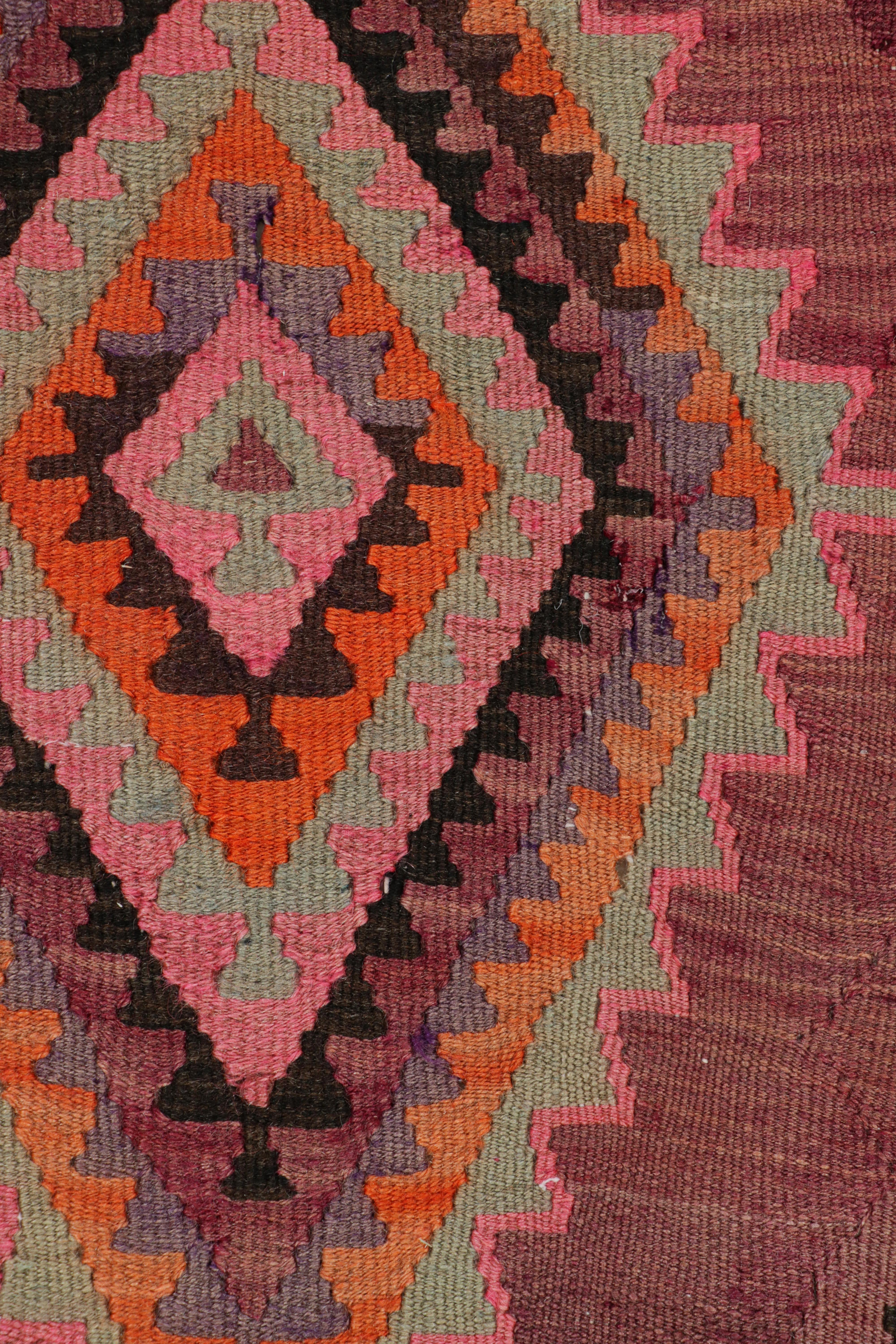 Flachgewebter, geometrischer persischer Kelim-Teppich in Beige, Rosa und Orange aus der Mitte des Jahrhunderts (Mitte des 20. Jahrhunderts) im Angebot