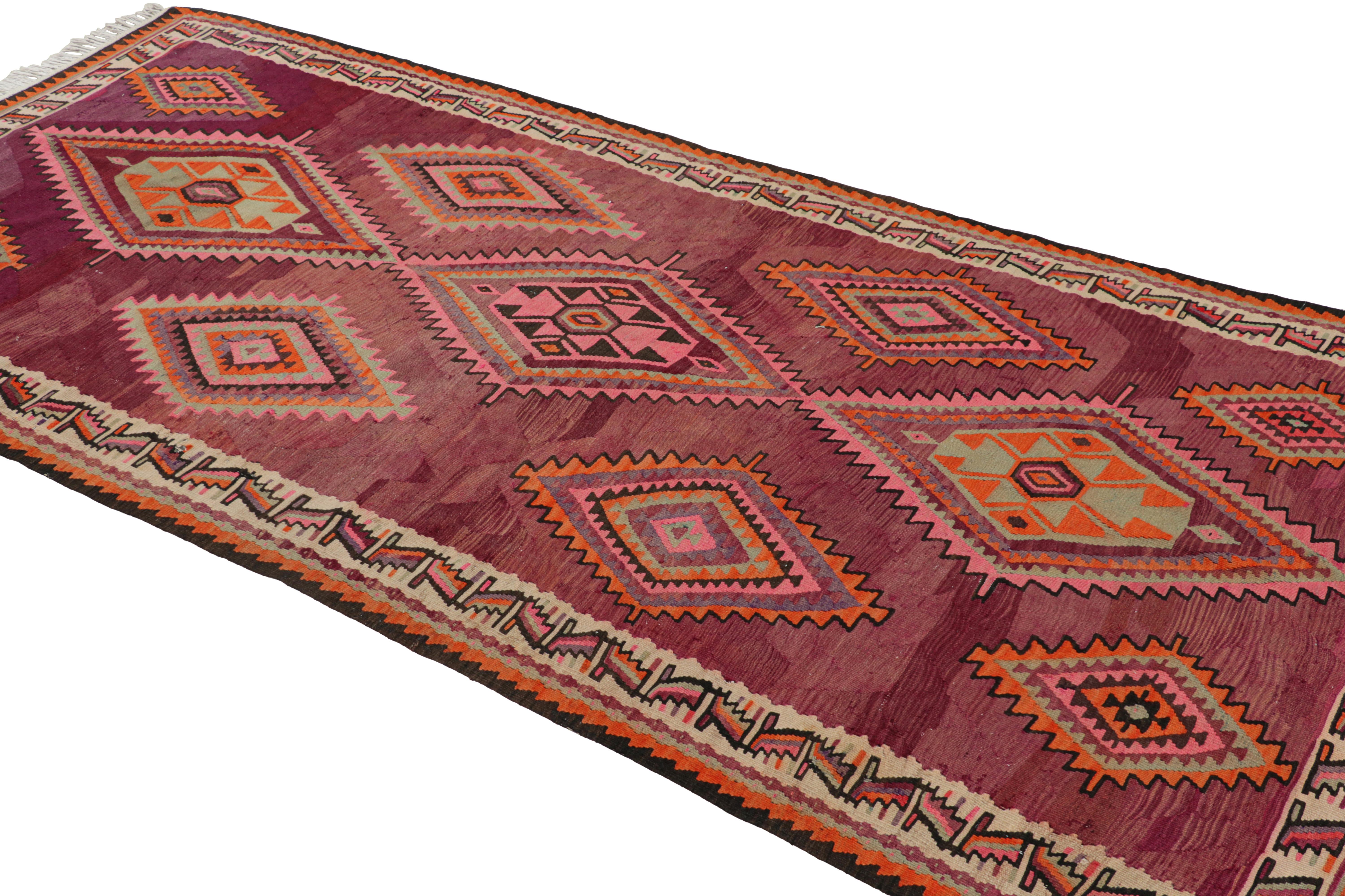 Flachgewebter, geometrischer persischer Kelim-Teppich in Beige, Rosa und Orange aus der Mitte des Jahrhunderts (Handgeknüpft) im Angebot