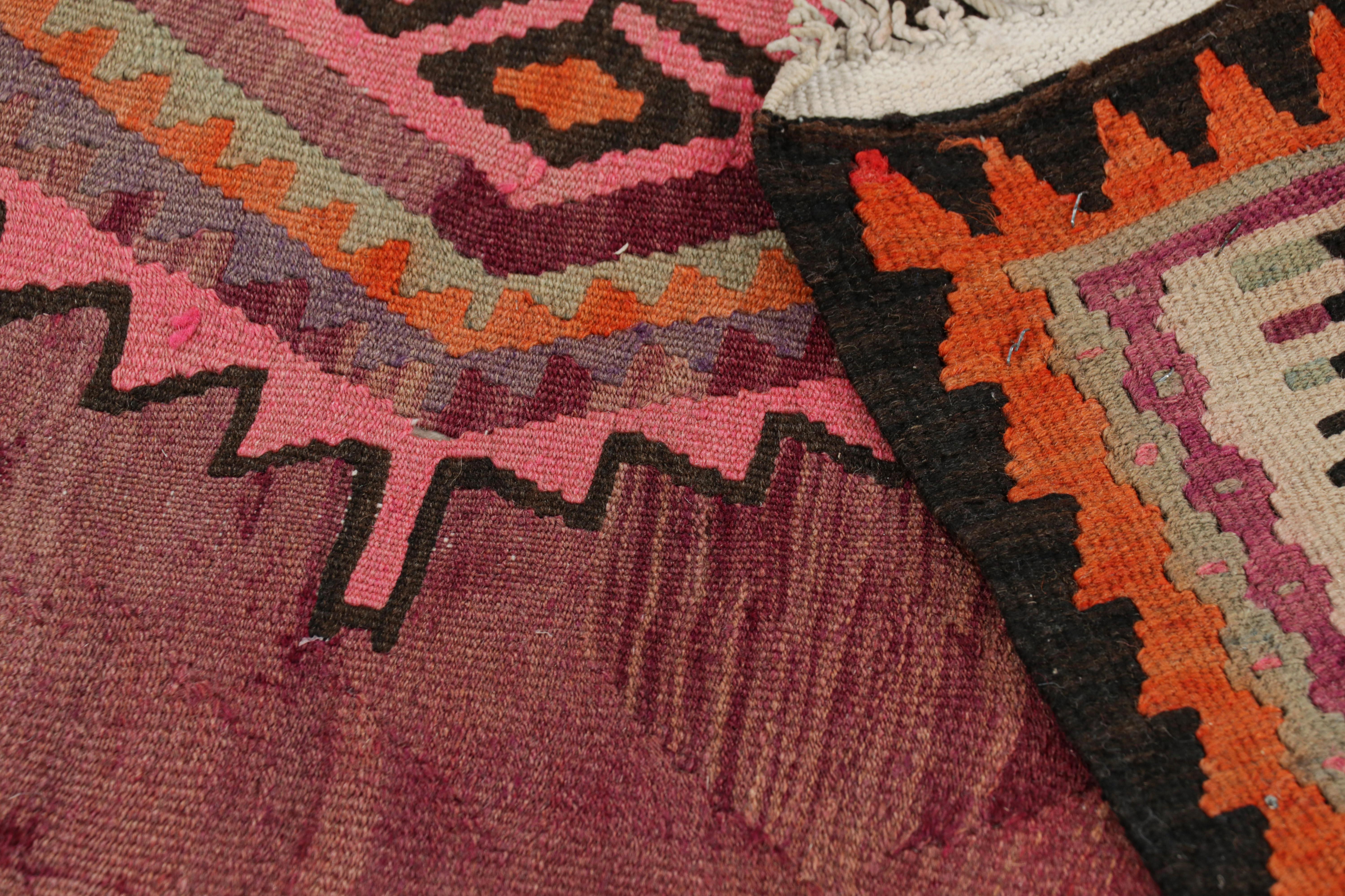 Flachgewebter, geometrischer persischer Kelim-Teppich in Beige, Rosa und Orange aus der Mitte des Jahrhunderts (Wolle) im Angebot