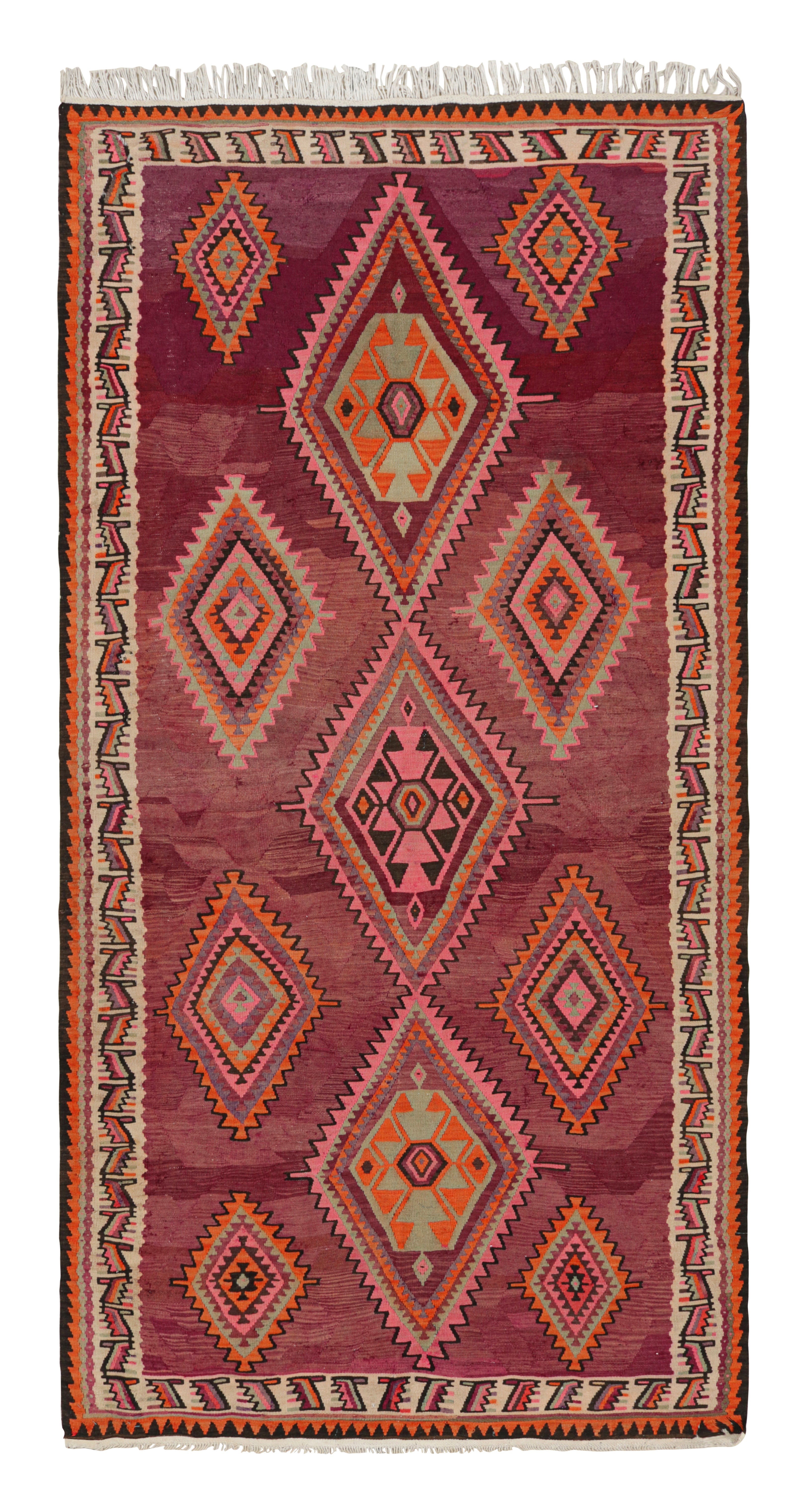 Flachgewebter, geometrischer persischer Kelim-Teppich in Beige, Rosa und Orange aus der Mitte des Jahrhunderts im Angebot