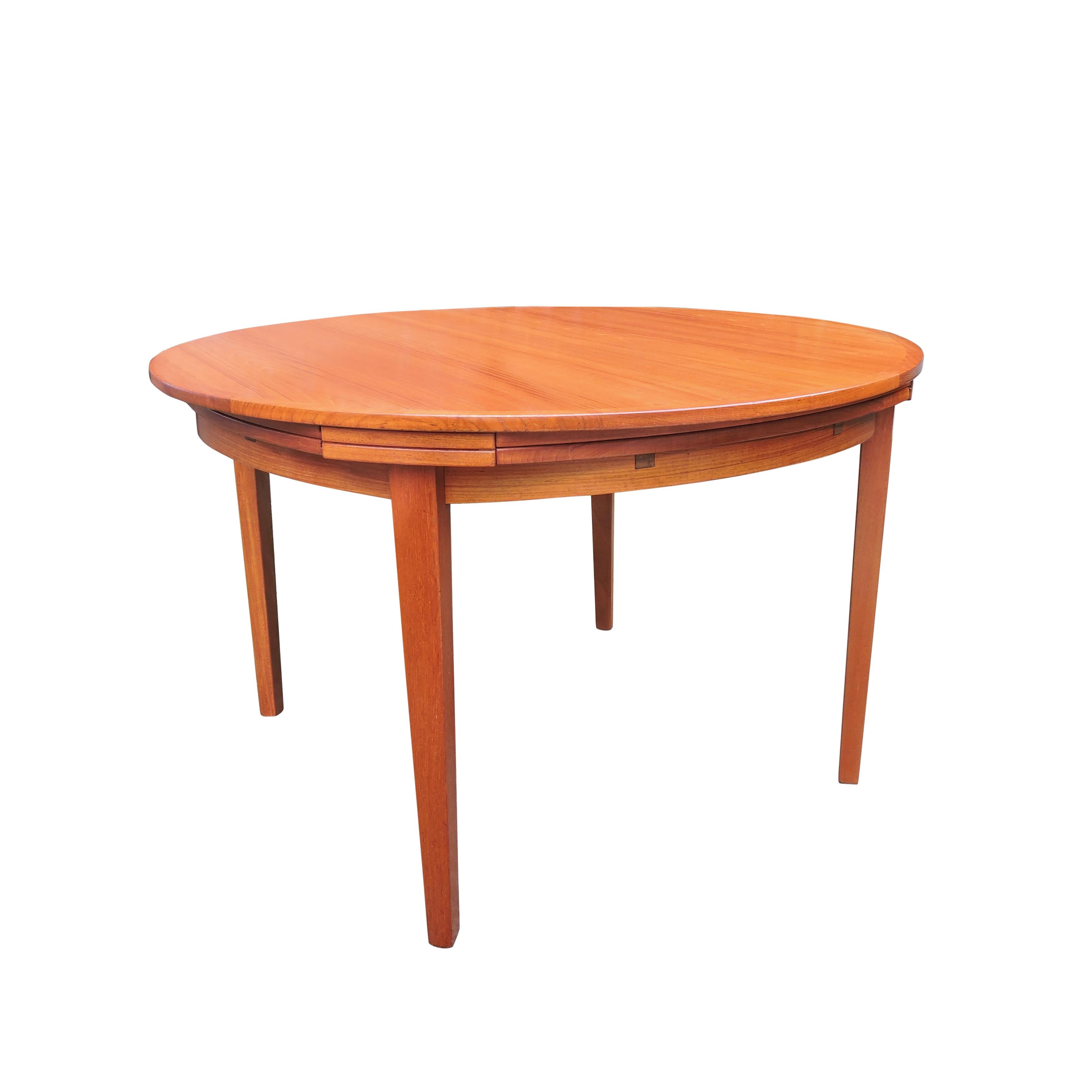 This midcentury flip-flap dining table seats 4 when closed and 6-8 when open (174cm extended).