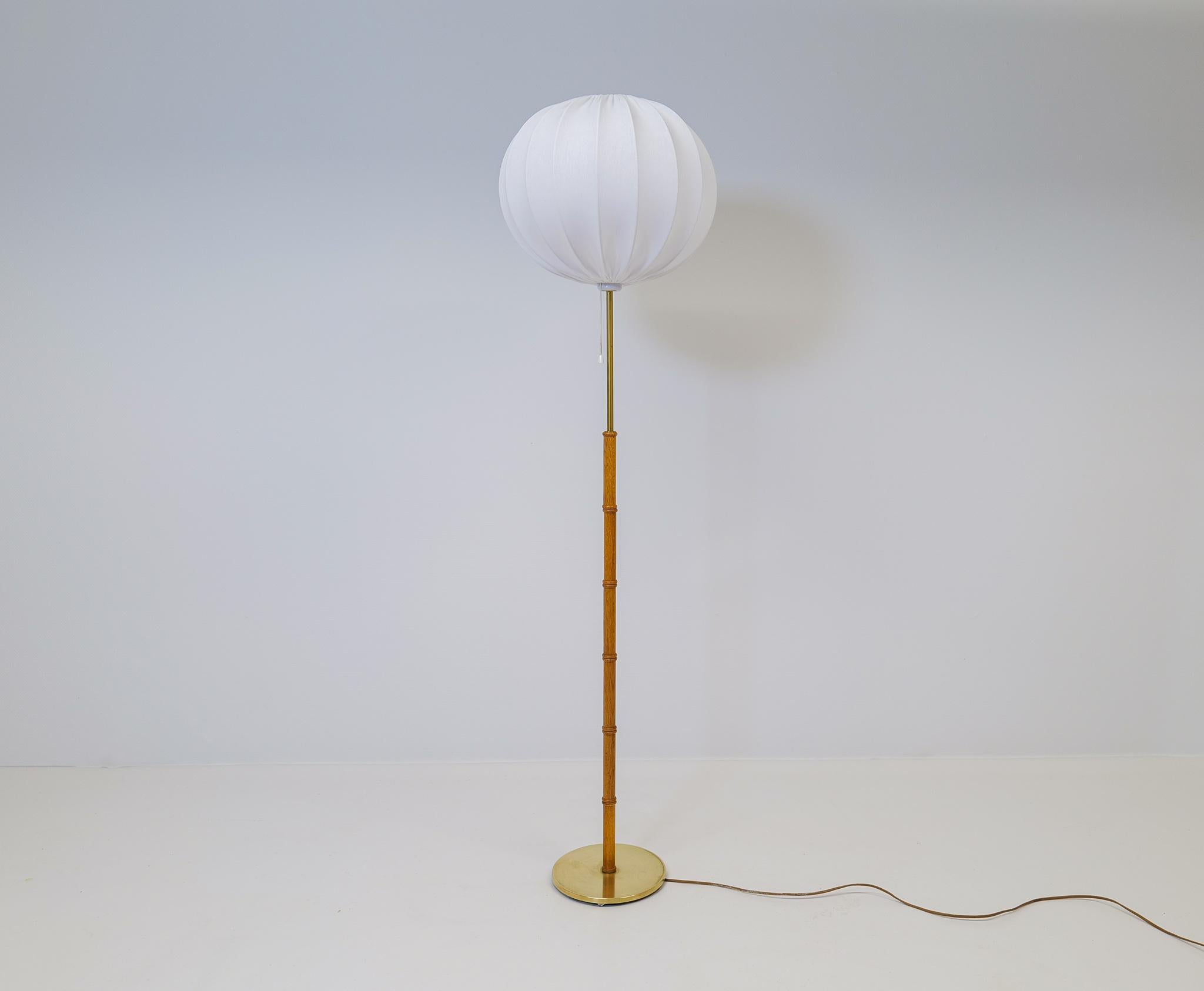 Midcentury Floor Lamp Brass and Oak Falkenbergs Belysning, Sweden, 1960s In Good Condition For Sale In Hillringsberg, SE