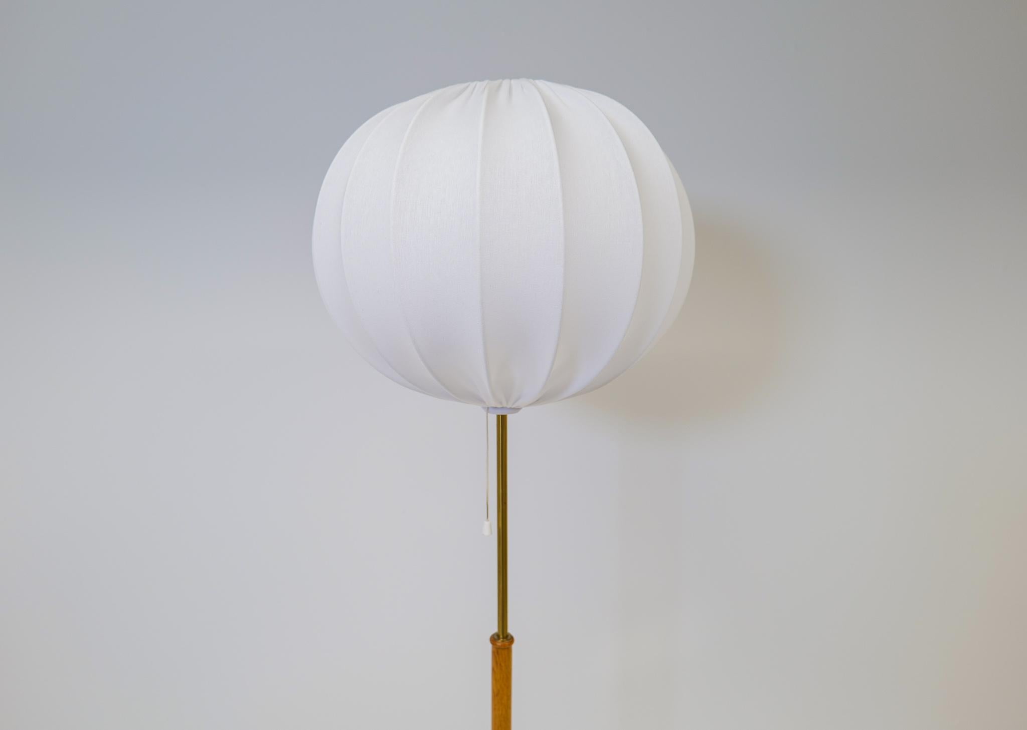 Milieu du XXe siècle Lampadaire Falkenbergs Belysning en laiton et chêne du milieu du siècle dernier, Suède, années 1960 en vente