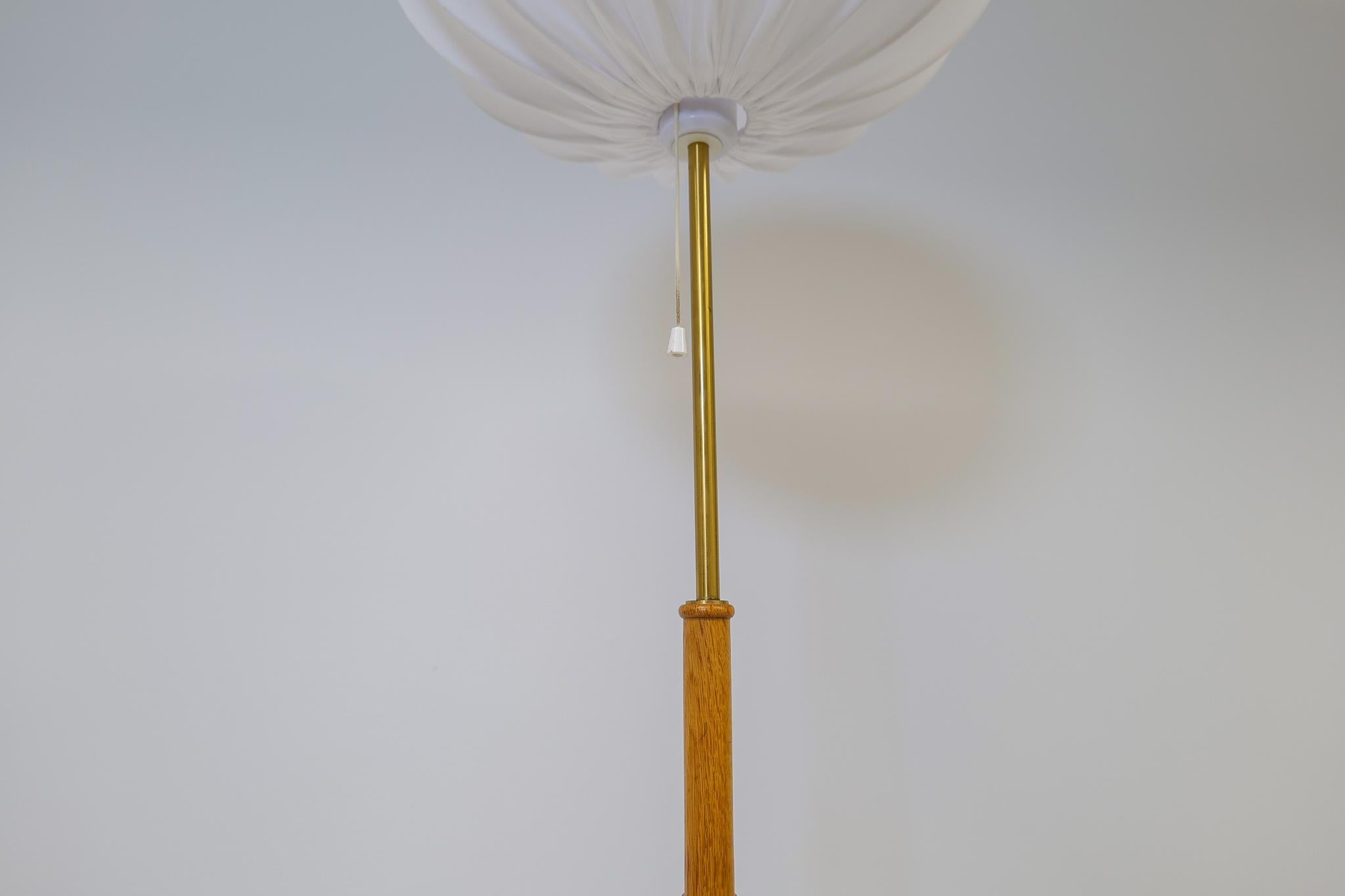Midcentury Floor Lamp Brass and Oak Falkenbergs Belysning, Sweden, 1960s For Sale 1