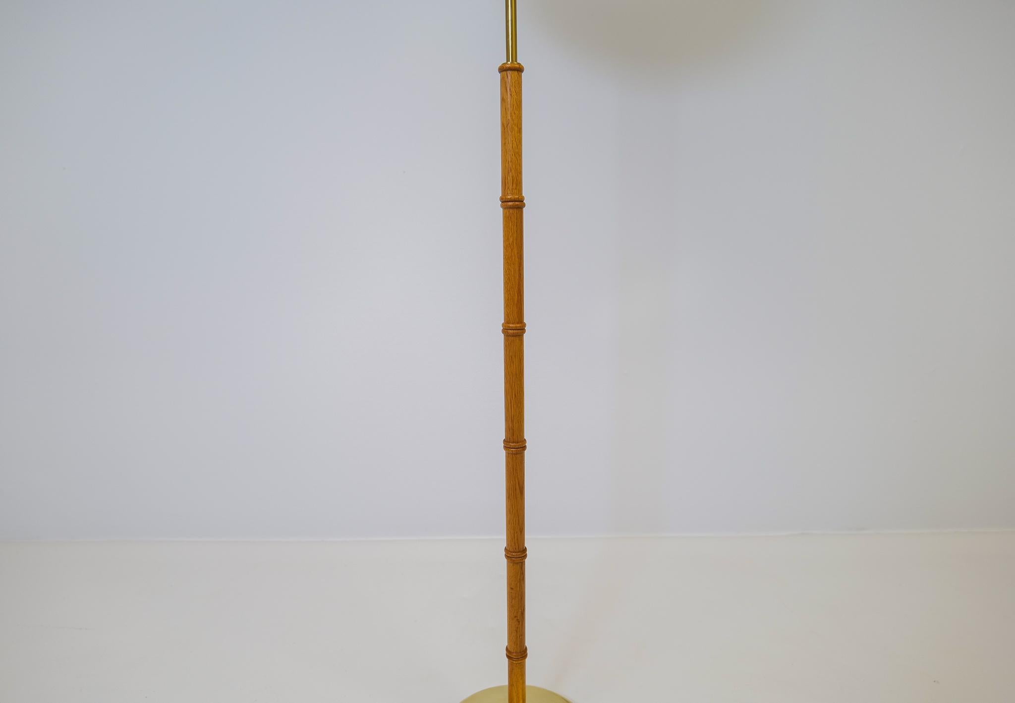 Midcentury Floor Lamp Brass and Oak Falkenbergs Belysning, Sweden, 1960s For Sale 3