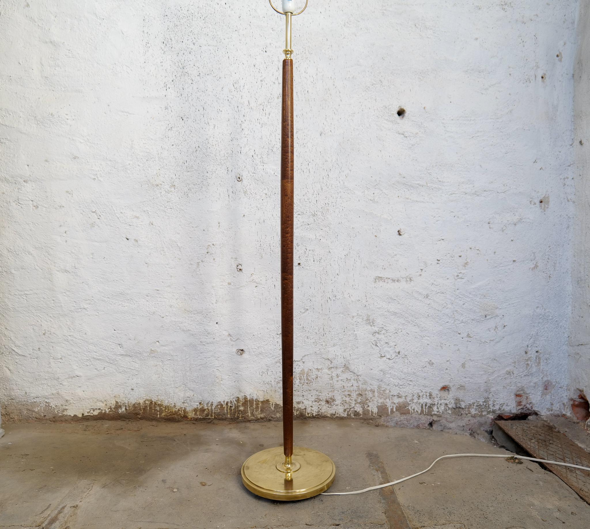 Mid-Century Floor Lamp Brass and Polished Wood Böhlmarks, Sweden, 1940s For Sale 4