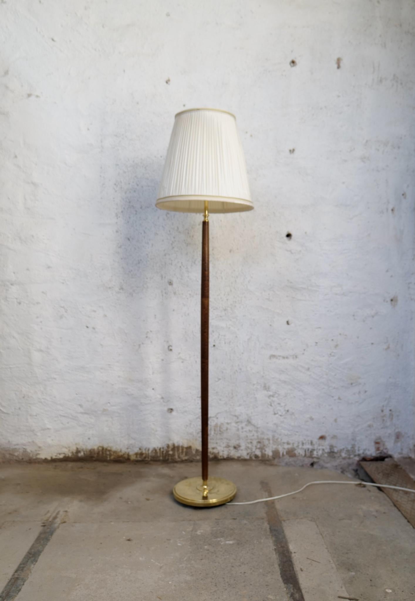 This floor lamp was manufactured by Böhlmarks in Sweden. Made with brass base and a polished wooden rod. 


Good condition, original shade with some damages. 

Dimensions: height 149 adjustable. Base 24 cm in diameter.
 