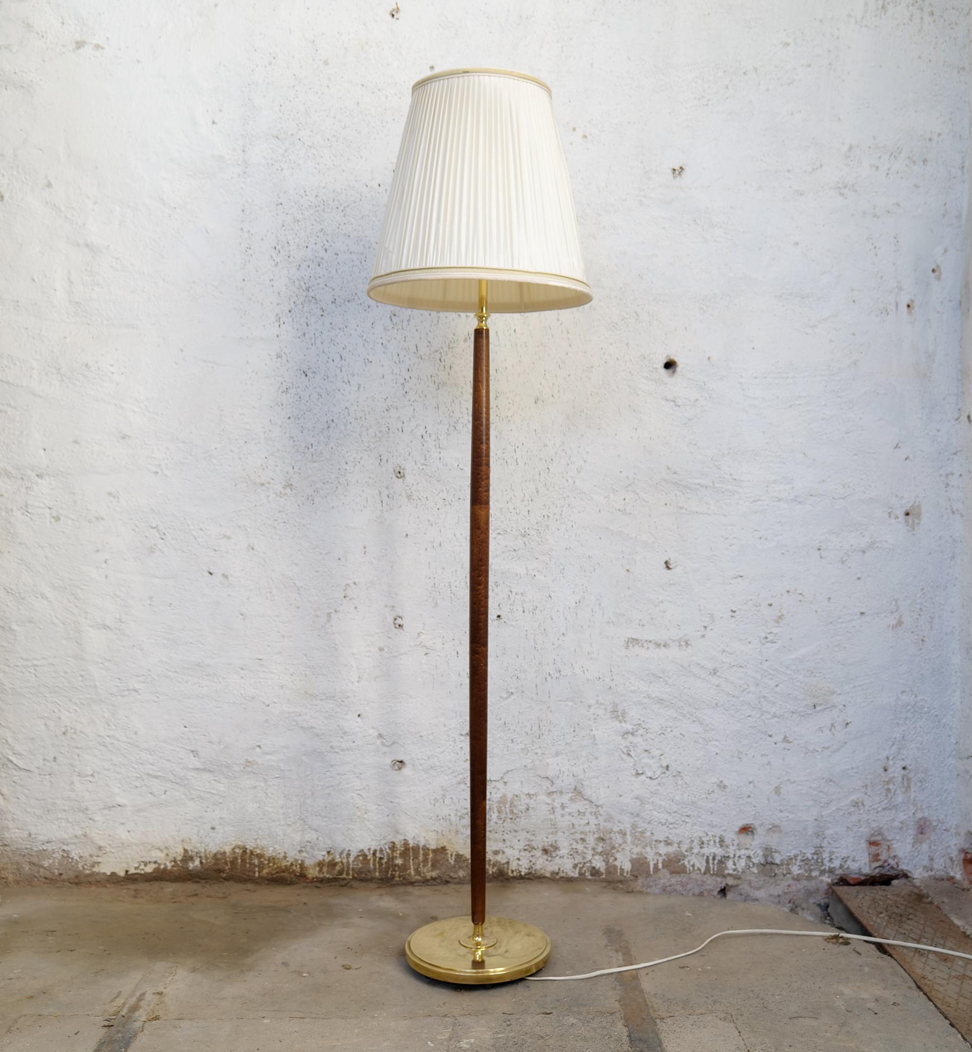 Mid-Century Modern Mid-Century Floor Lamp Brass and Polished Wood Böhlmarks, Sweden, 1940s For Sale