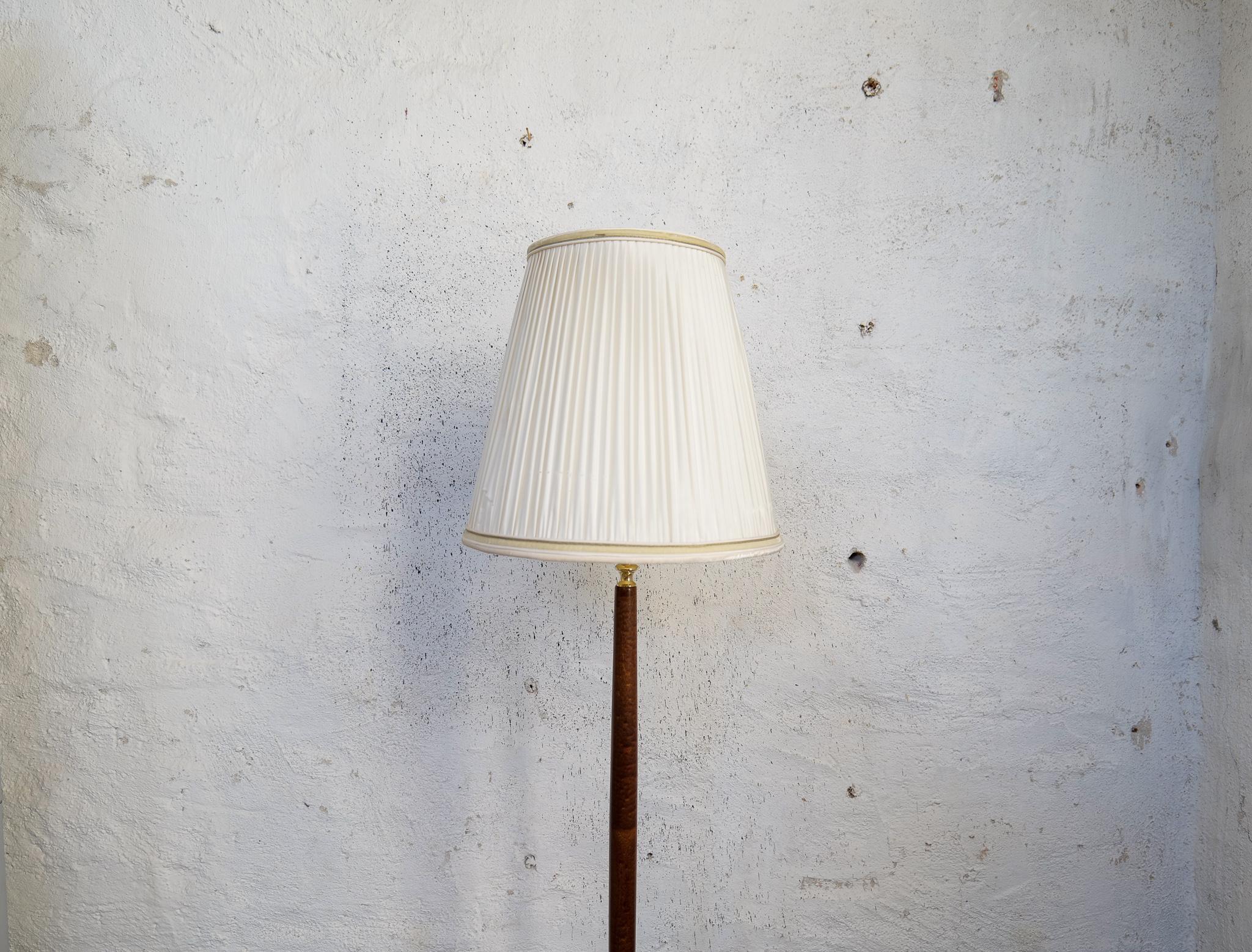 Swedish Mid-Century Floor Lamp Brass and Polished Wood Böhlmarks, Sweden, 1940s For Sale