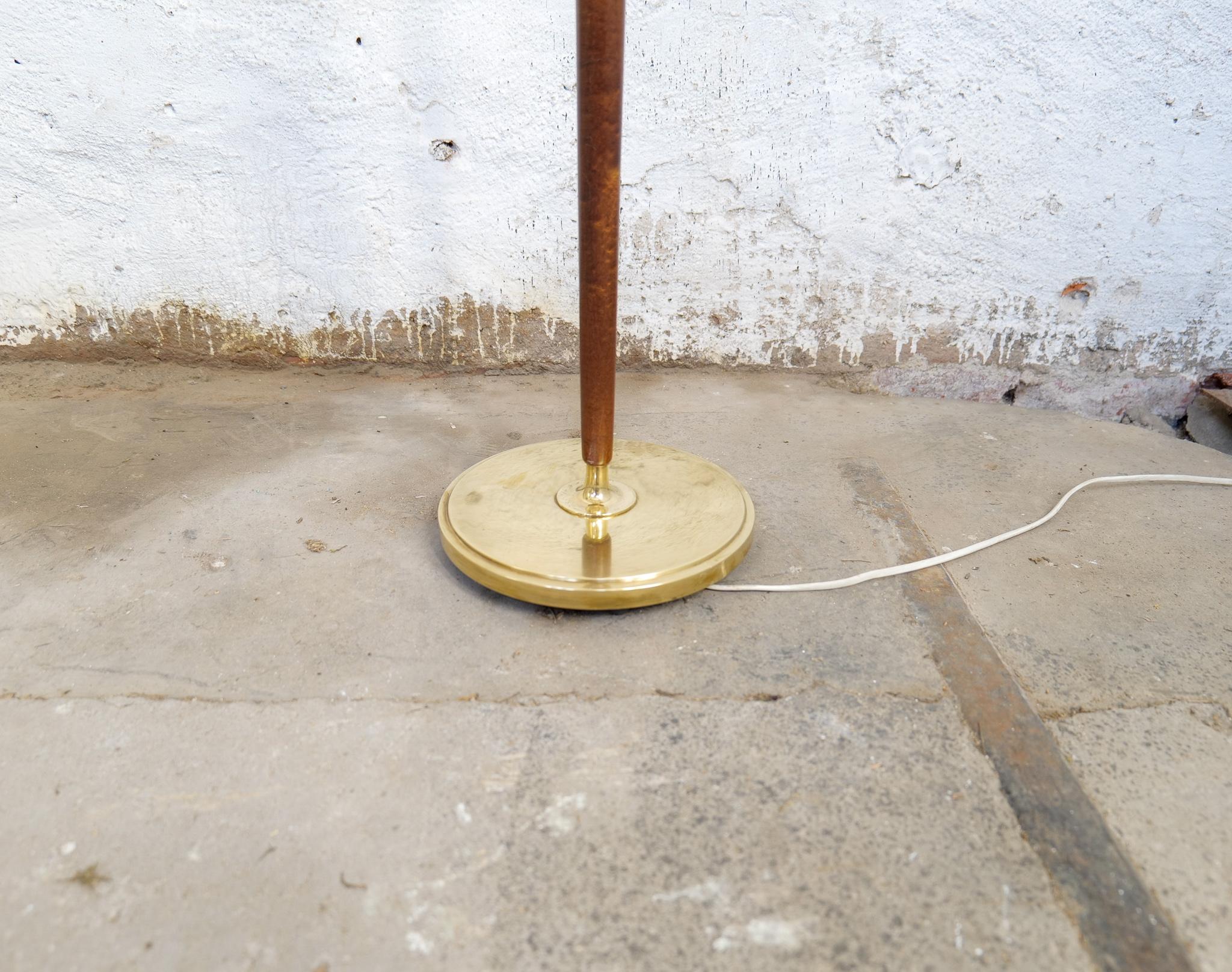 Mid-Century Floor Lamp Brass and Polished Wood Böhlmarks, Sweden, 1940s In Good Condition For Sale In Hillringsberg, SE
