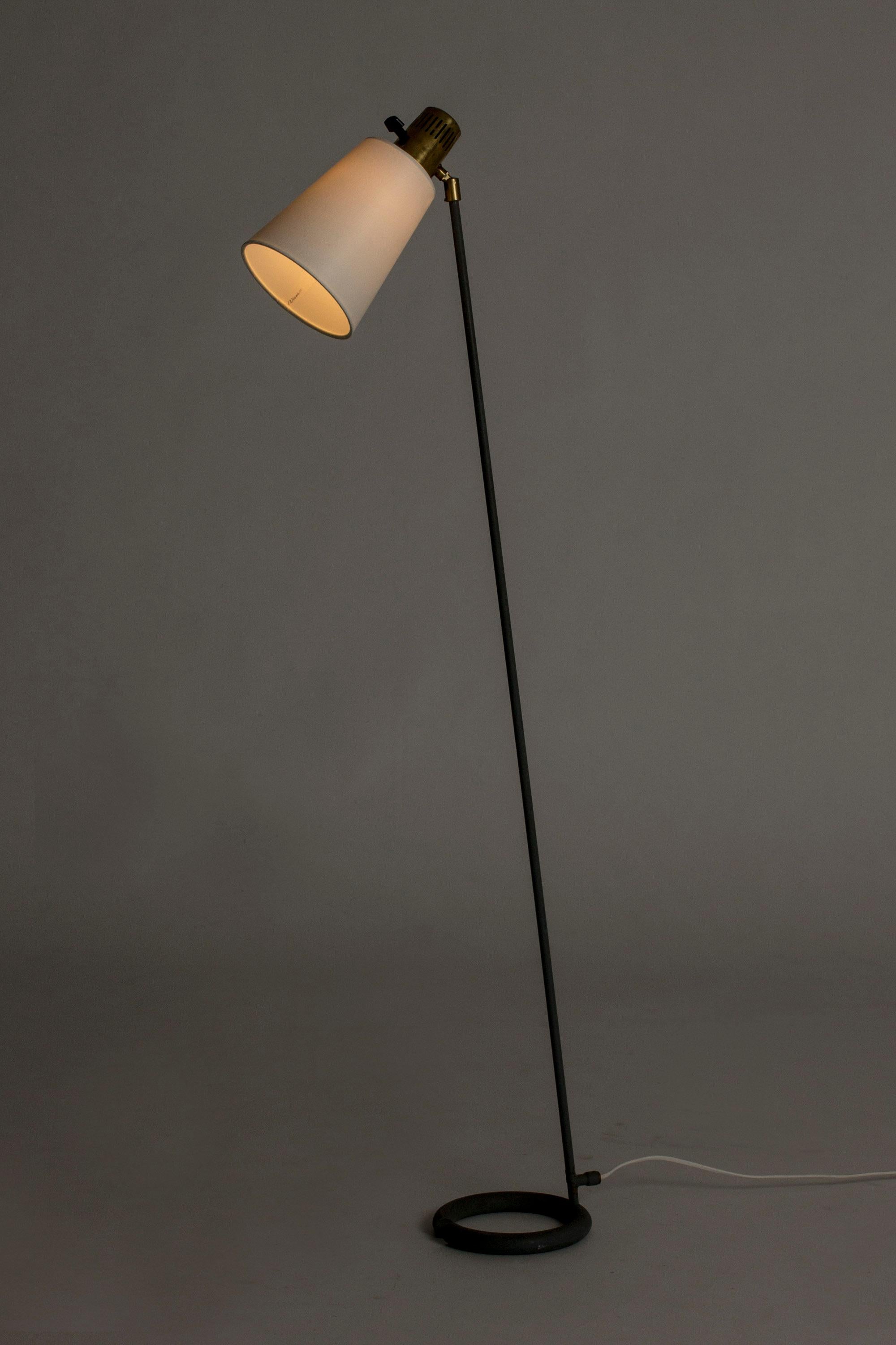 Cool floor lamp by Hans Bergström, made from metal with a greyish blue lacquer. Heavy base in a circular form contrasts with the slender handle.