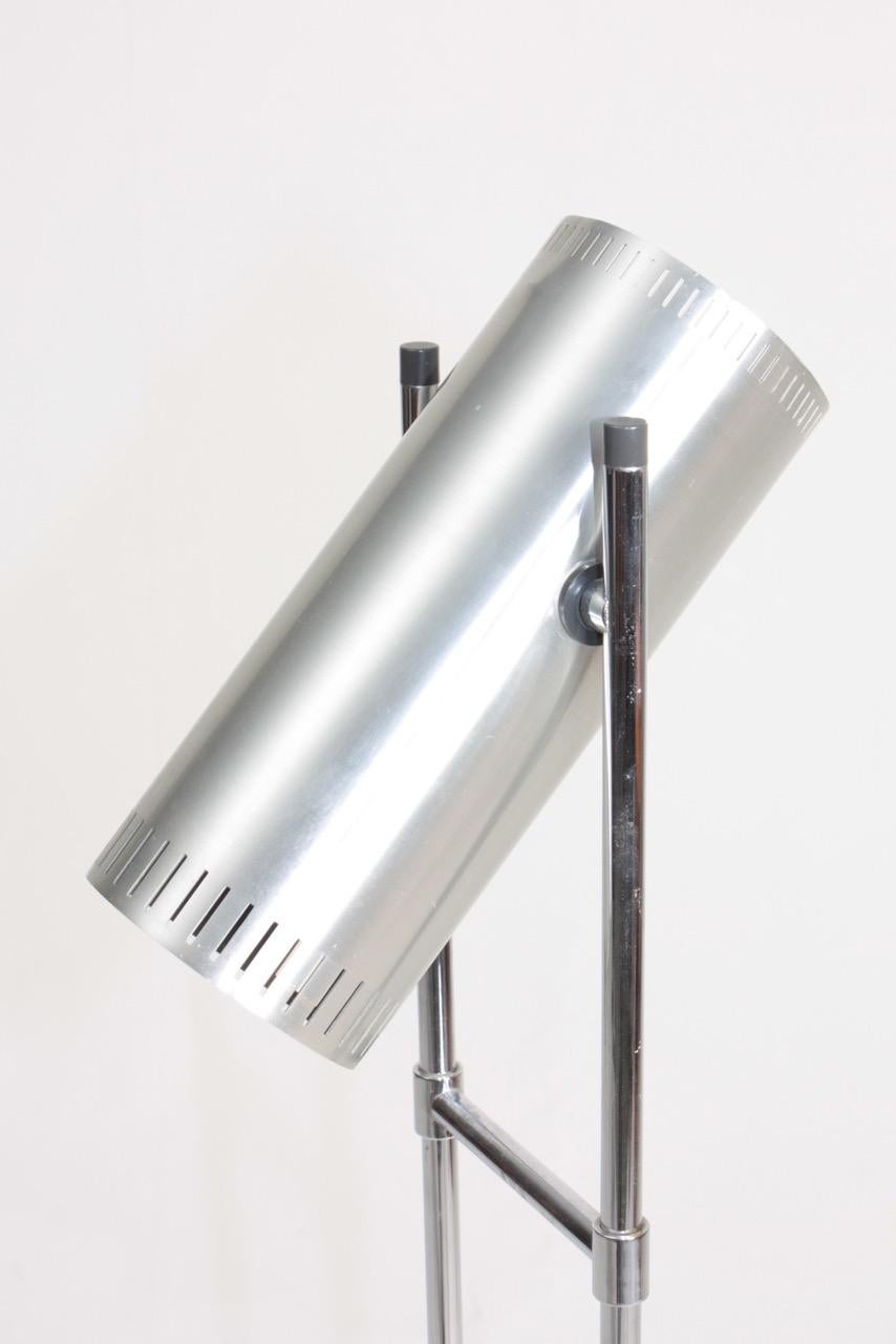 Stehleuchte aus Chrom und Aluminium mit verstellbarem Zylinderschirm. Entworfen von Jo Hammerborg für Fog & Mørup.
 