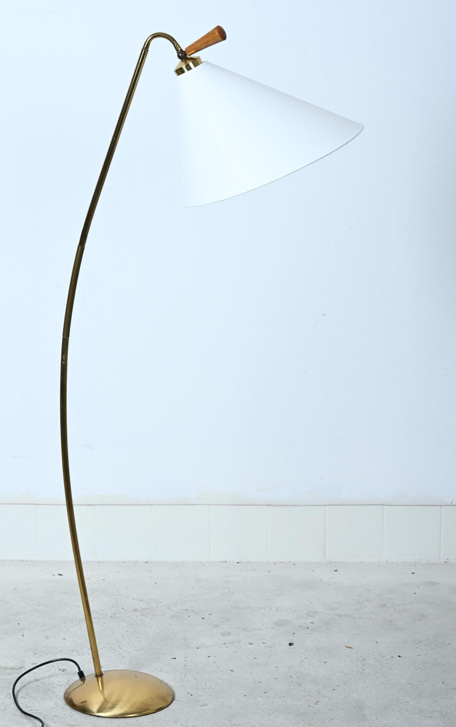 Brass frame with a gooseneck on the end and wooden holder and fitted with an E27 socket with a shade
some use marks.