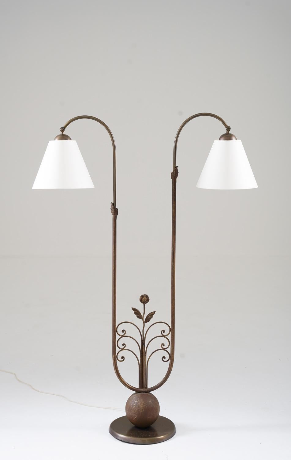 Rare floor lamp by Tor Wolfenstein for Ditzingers, Sweden, 1930s.
This spectacular floor lamp is an interesting example of Swedish design from the beginning of the modernist era, mixing organic shapes with floral ornaments and several different