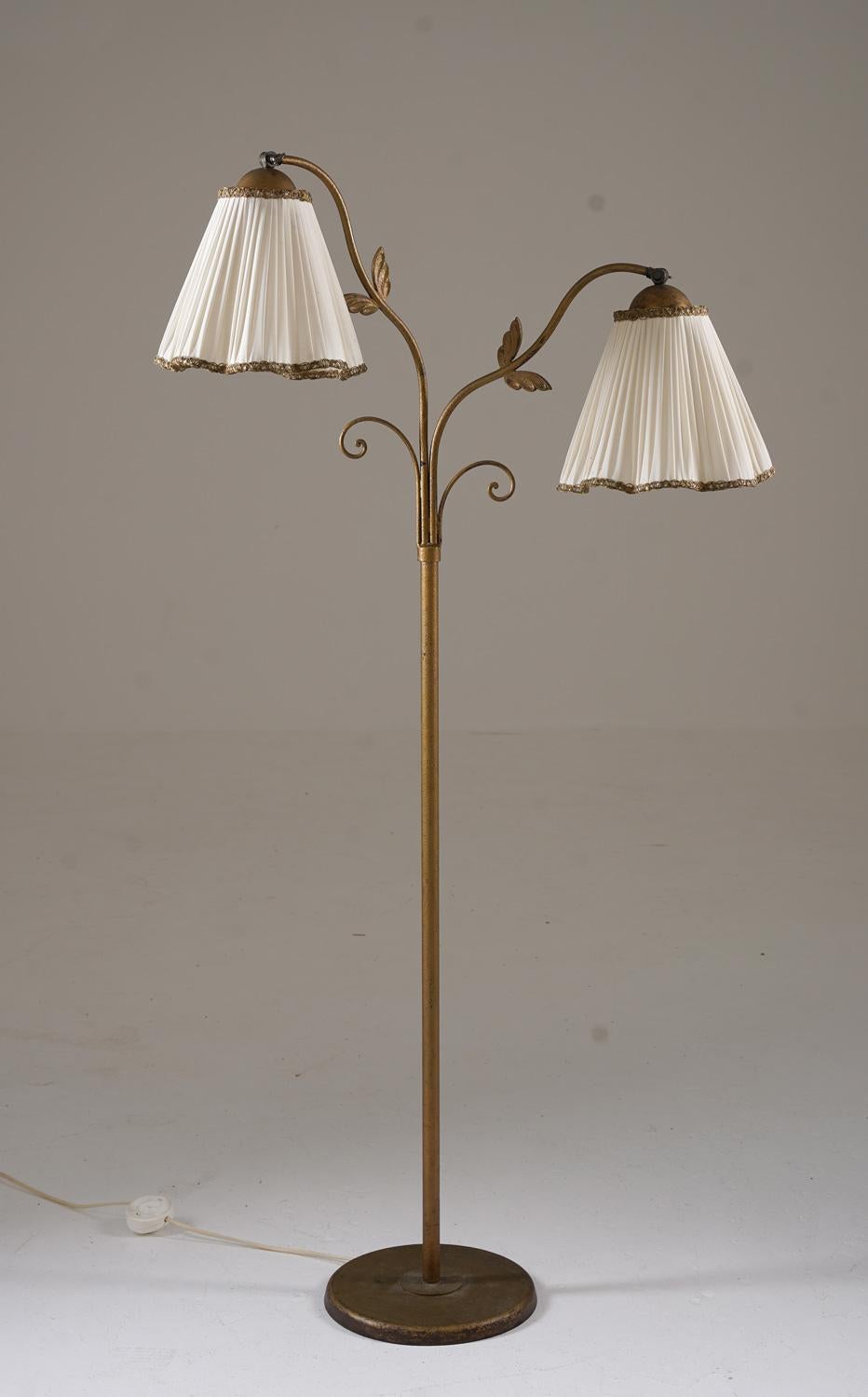 Rare floor lamp by Tor Wolfenstein for Ditzingers, Sweden, 1930s.
This spectacular floor lamp is an interesting example of Swedish design from the beginning of the modernist era, mixing organic shapes with floral ornaments and several different