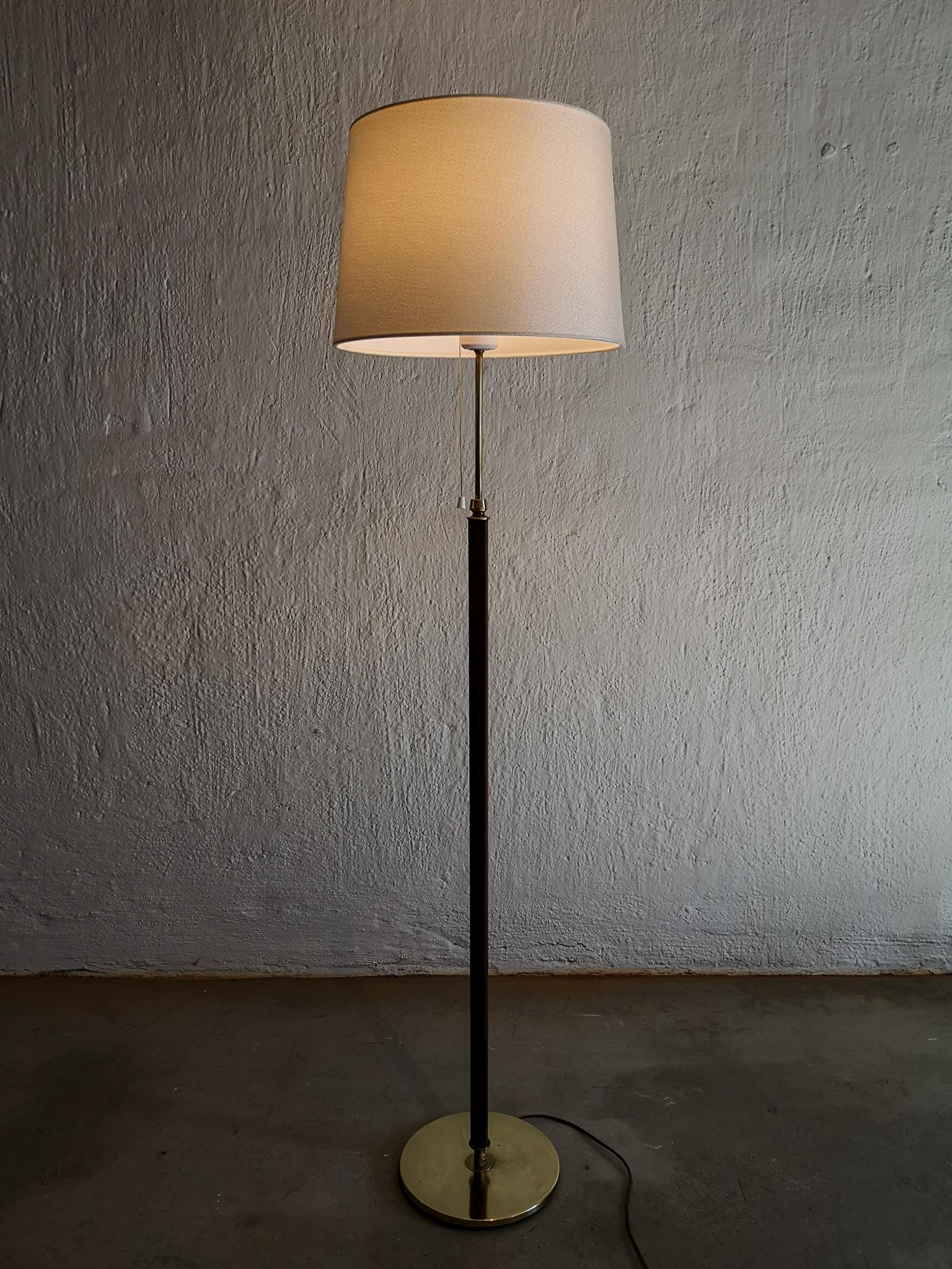 This lamp was made in Sweden at Falkenbergs Belysning. The combining of brass and leather makes this lamp an icon

Good working condition with some dents on the foot and scratches on the brass. The Leather in very good condition.

Measures. H