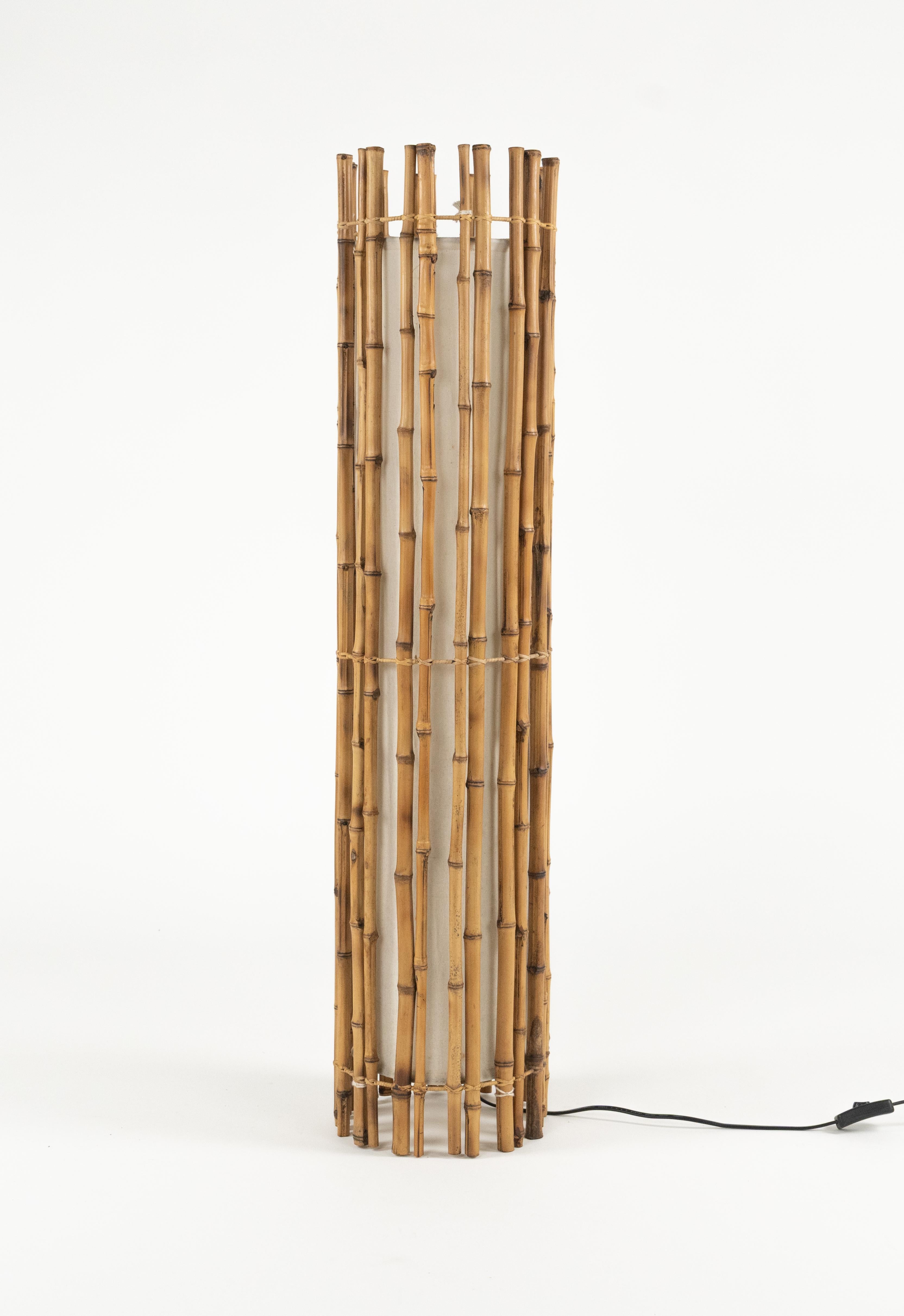 Sorprendente lámpara de pie cilíndrica de bambú, ratán y tela de algodón de mediados de siglo, al estilo de Louis Sognot.

Fabricado en Italia en la década de 1970.

Utiliza 1 bombilla. 

Una hermosa lámpara que funciona perfectamente, pero sobre