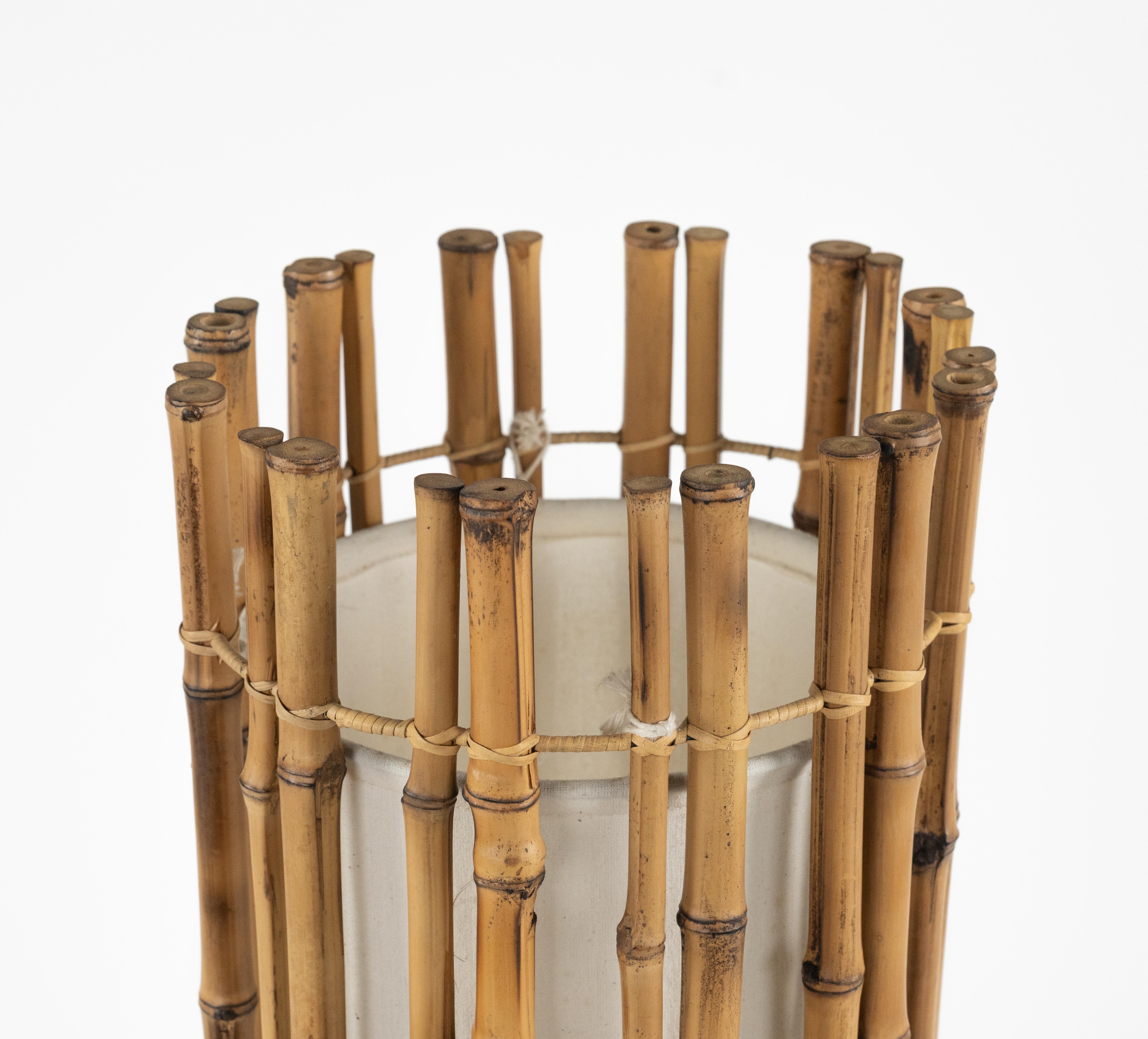 Lámpara de pie de bambú y algodón estilo Louis Sognot, Italia Años 70 en Bueno estado para la venta en Rome, IT