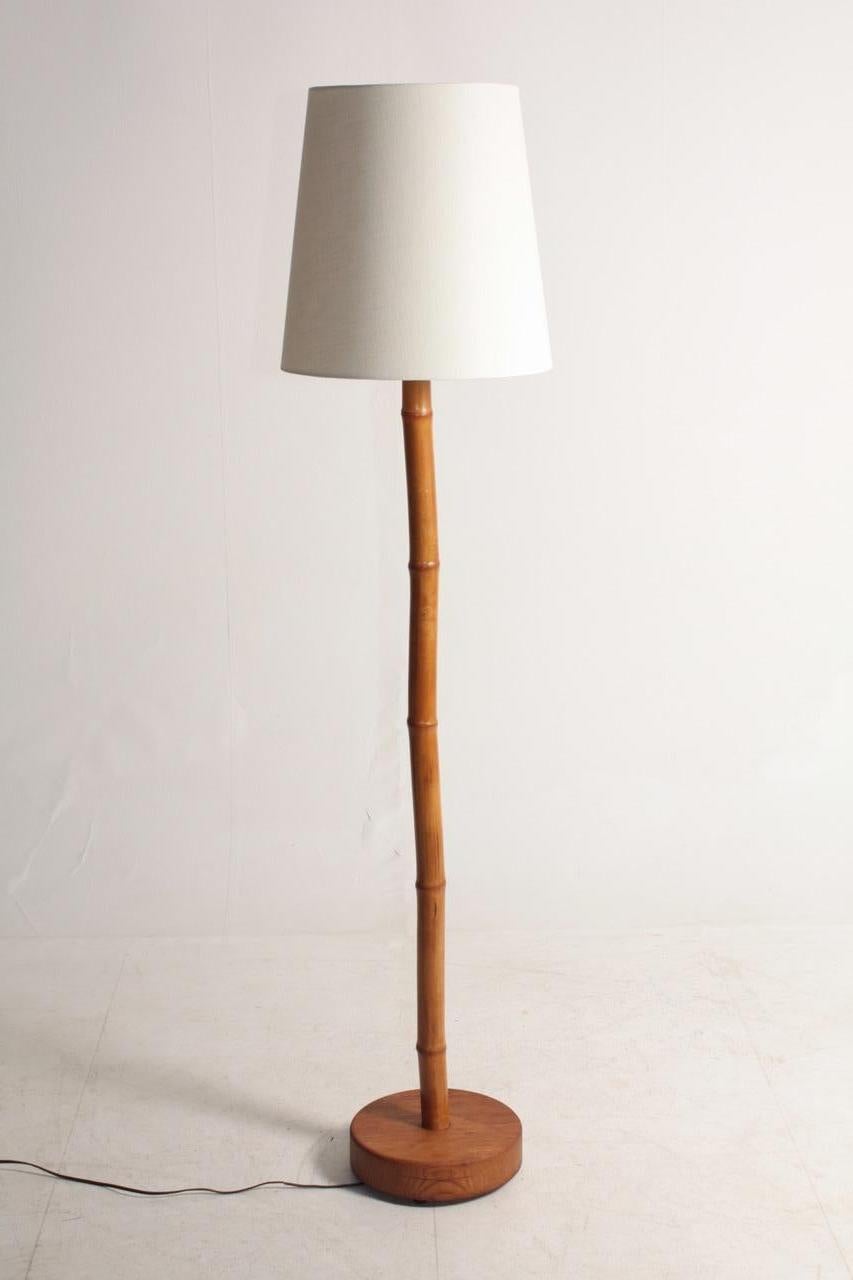 Lámpara de pie de bambú. Diseñado y fabricado en Dinamarca. Gran estado original.