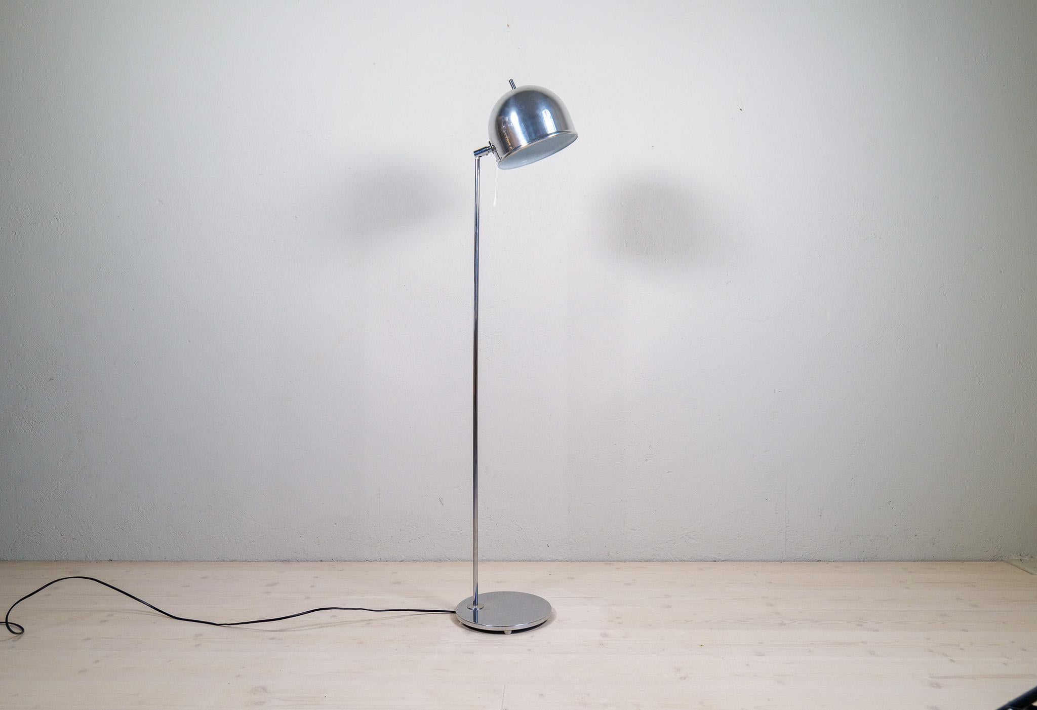 This floor lamp made by Bergboms Sweden in the 1960s is in chrome steel. Eje Ahlgren made the design to this iconic lamp, this one in chrome and a space age piece to have. 

Good working condition small marks and stains. 

Dimensions: H 130 cm,
